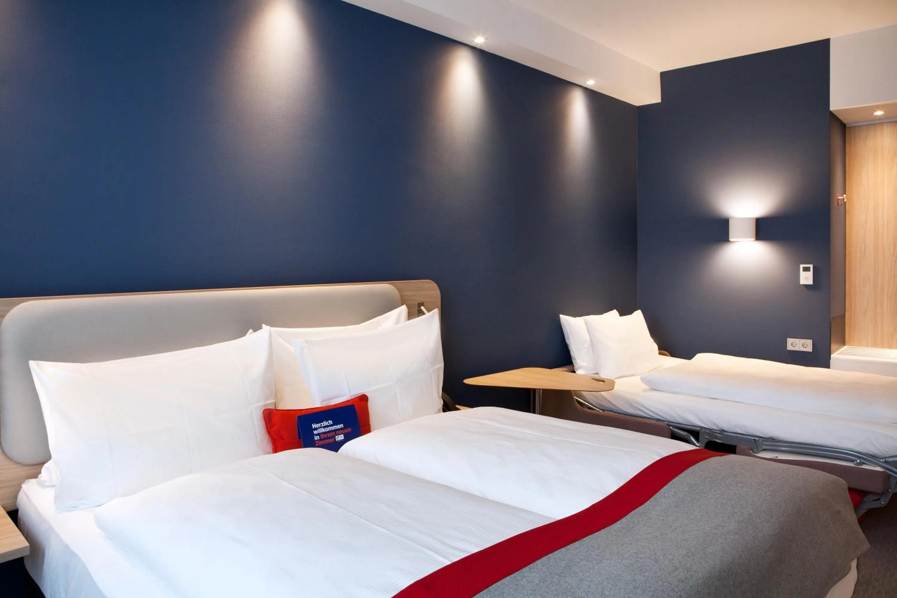 Standard Queen Room with Single Sofa Bed in Holiday Inn Express - Darmstadt by IHG