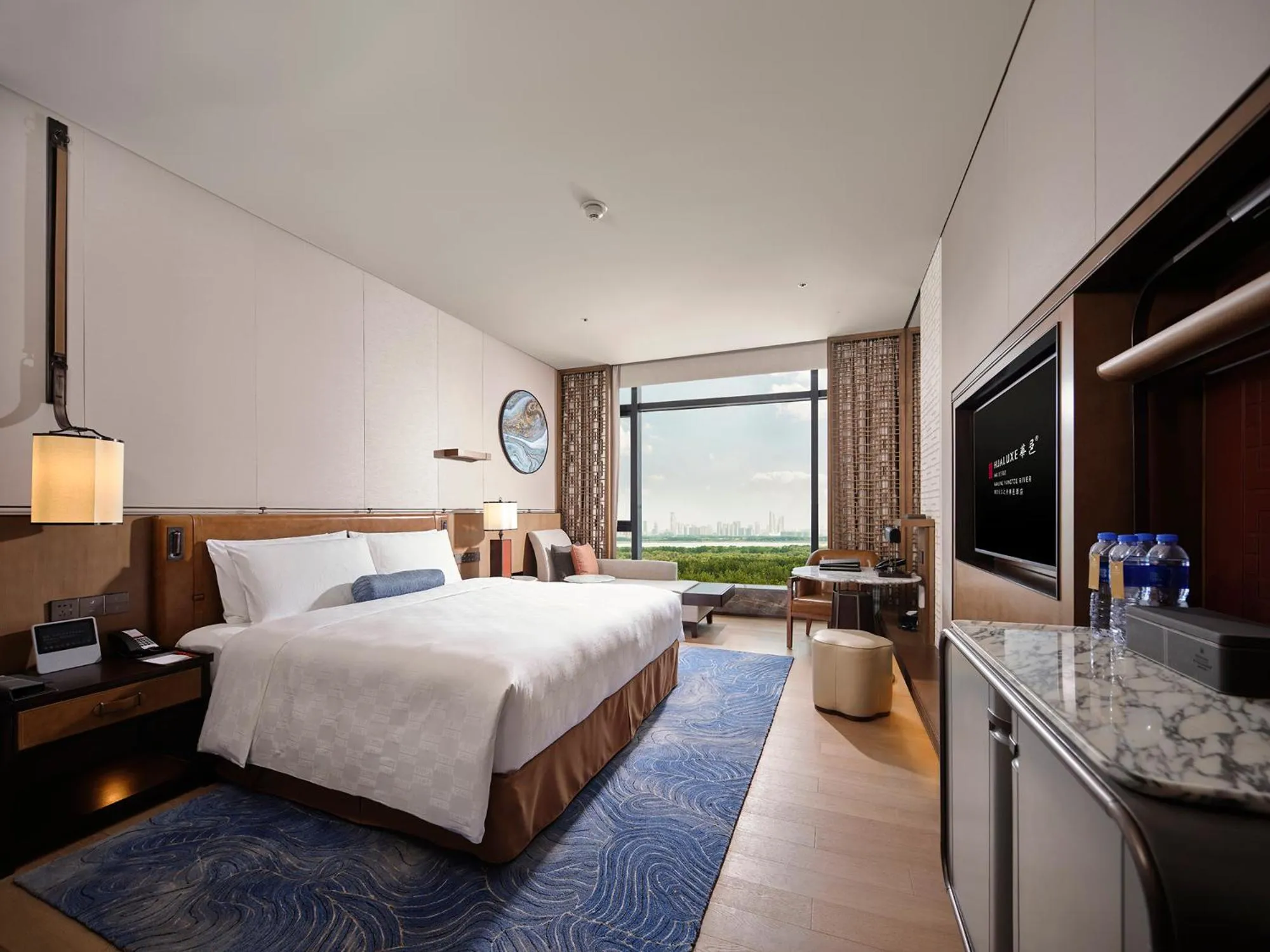 Standard King Room with River View in HUALUXE Nanjing Yangtze River