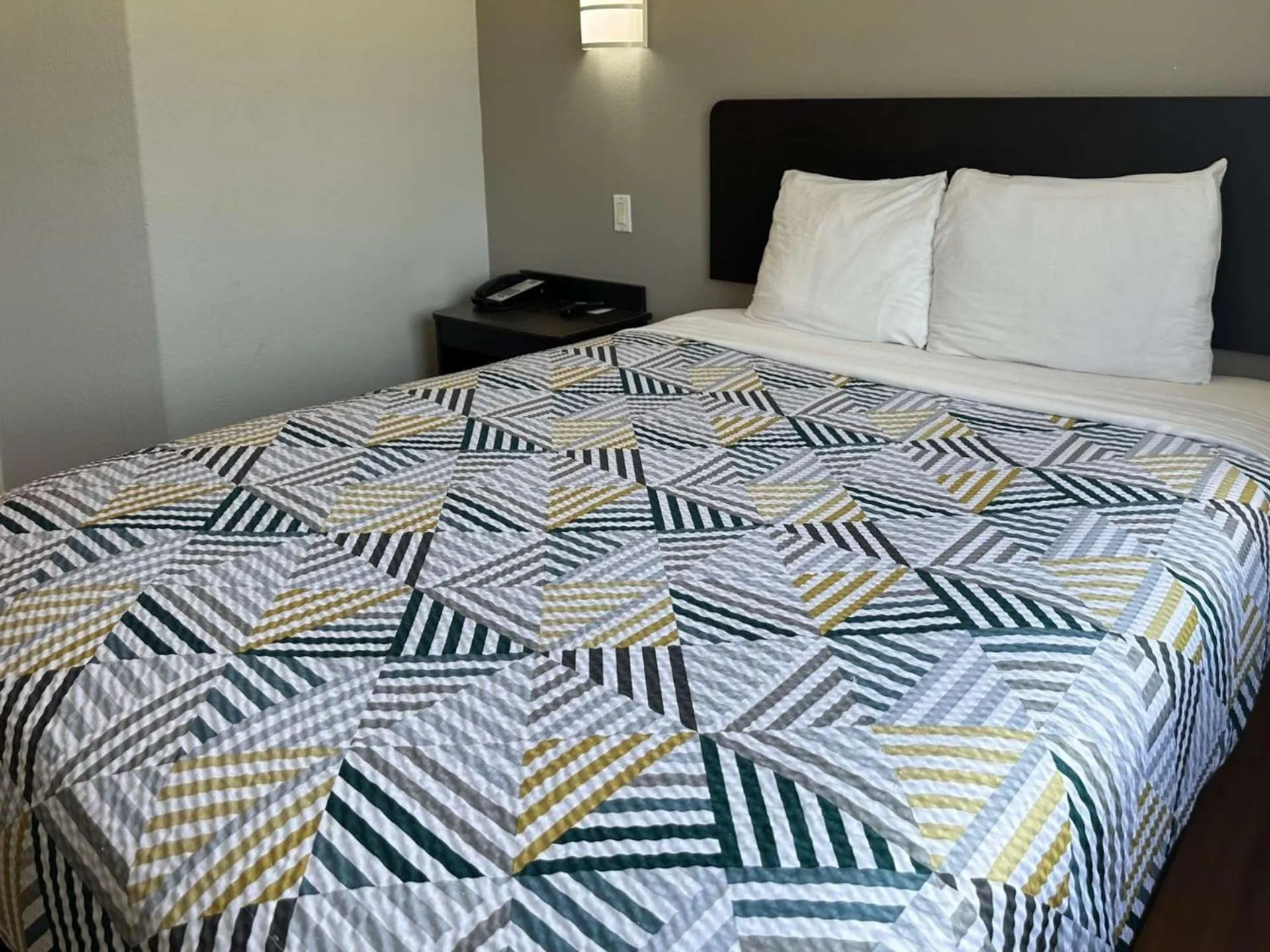 Queen Room - single occupancy - Disability Access - Non-Smoking in Motel 6-Mission, TX