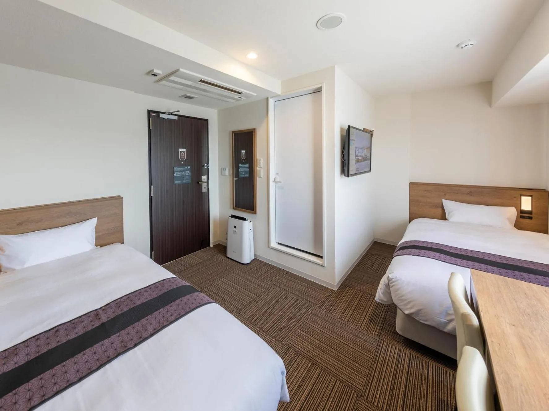 Standard Twin Room in Tosei Hotel & Seminar Makuhari