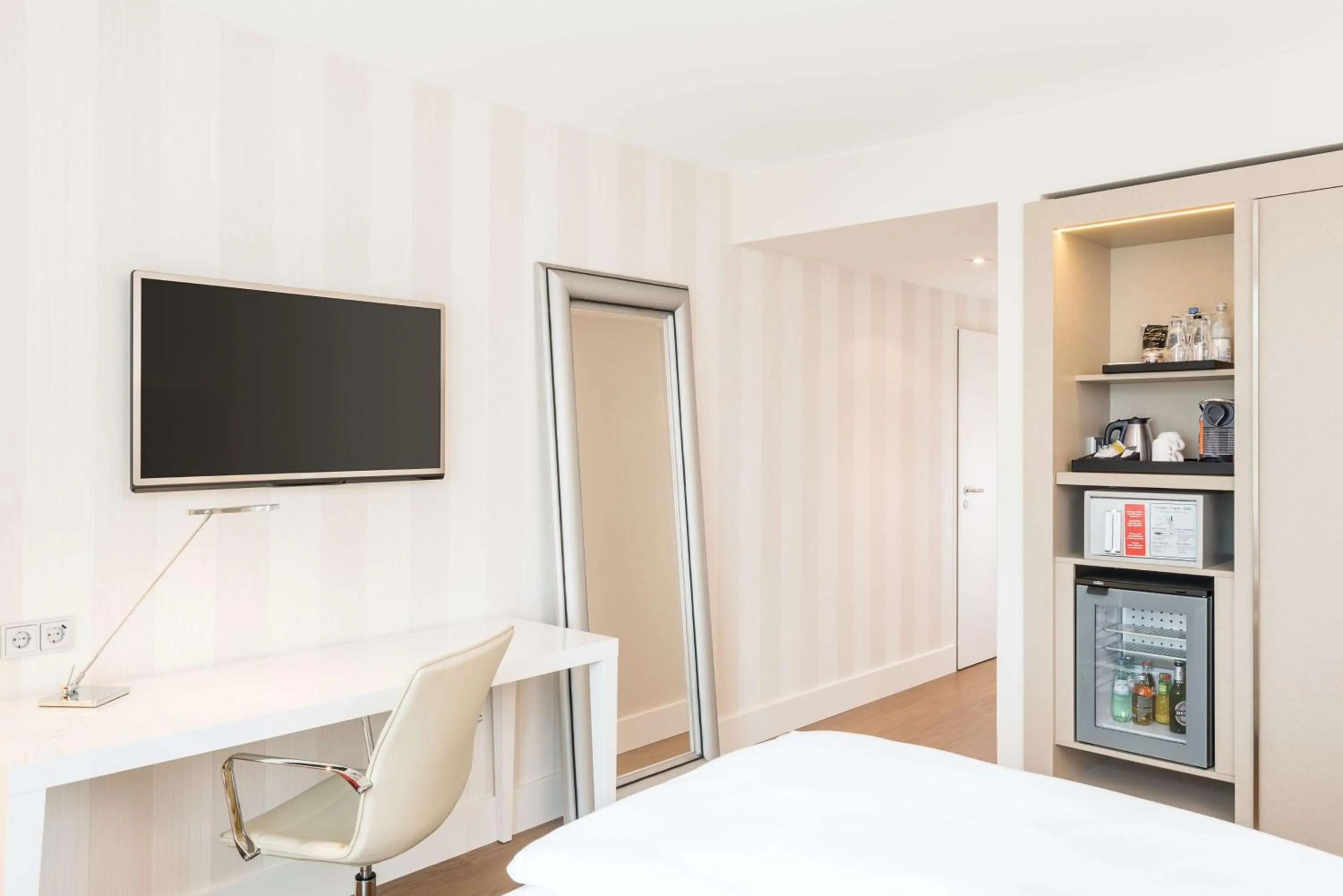 Superior Room with Lake View in NH Collection Köln Mediapark