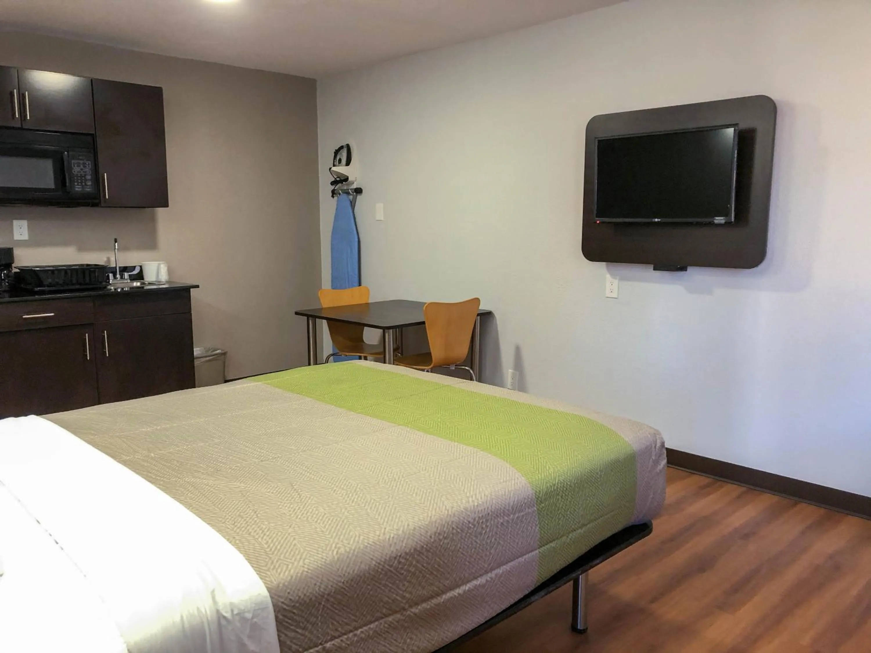 Deluxe Queen Room with Two Queen Beds - Non-Smoking in Studio 6 Wichita, KS - Airport