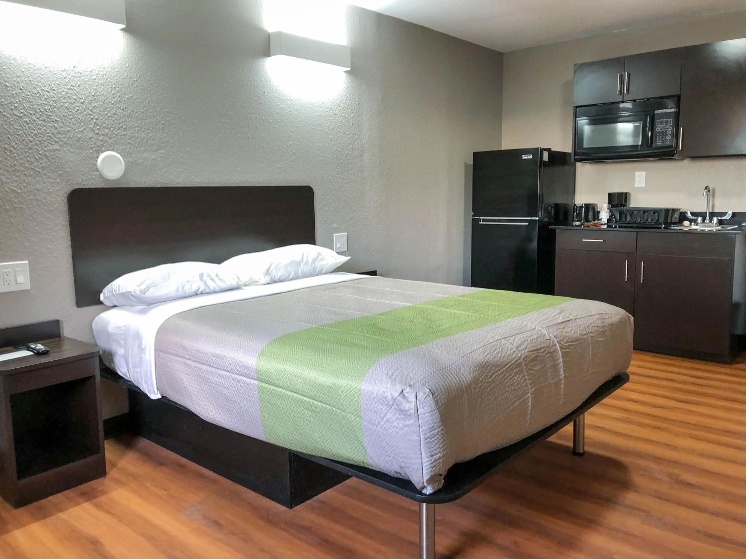 Deluxe Queen Room - Non-Smoking in Studio 6 Wichita, KS - Airport