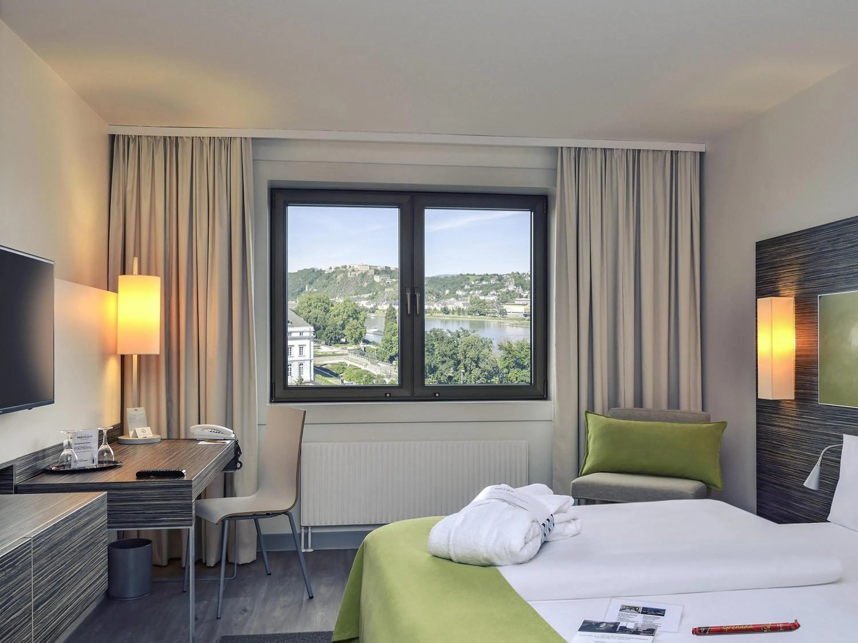 Standard Twin Room with River View in Mercure Hotel Koblenz