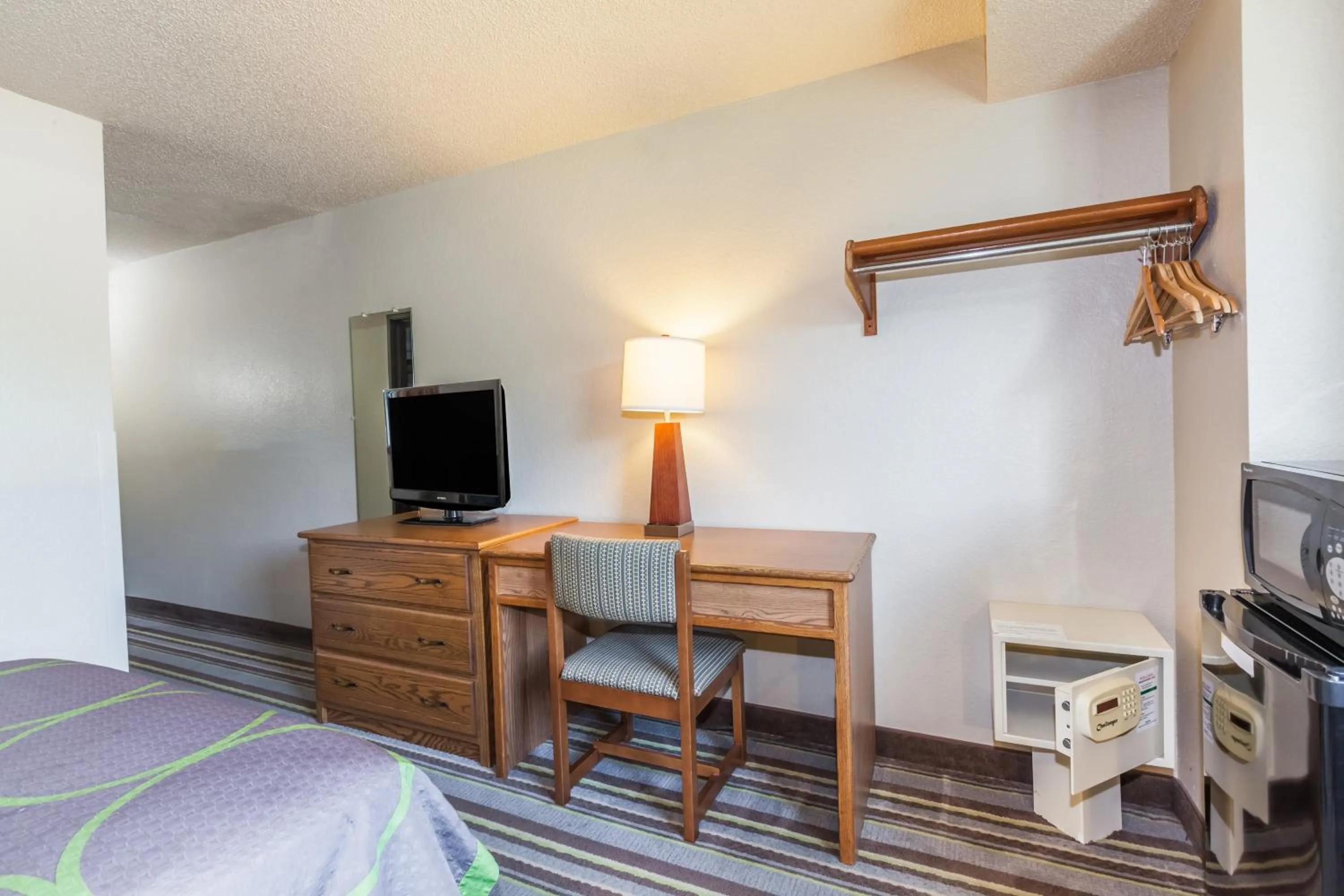 Queen Room - Disability Access/Non-Smoking in Super 8 by Wyndham Dunbar/Charleston Area