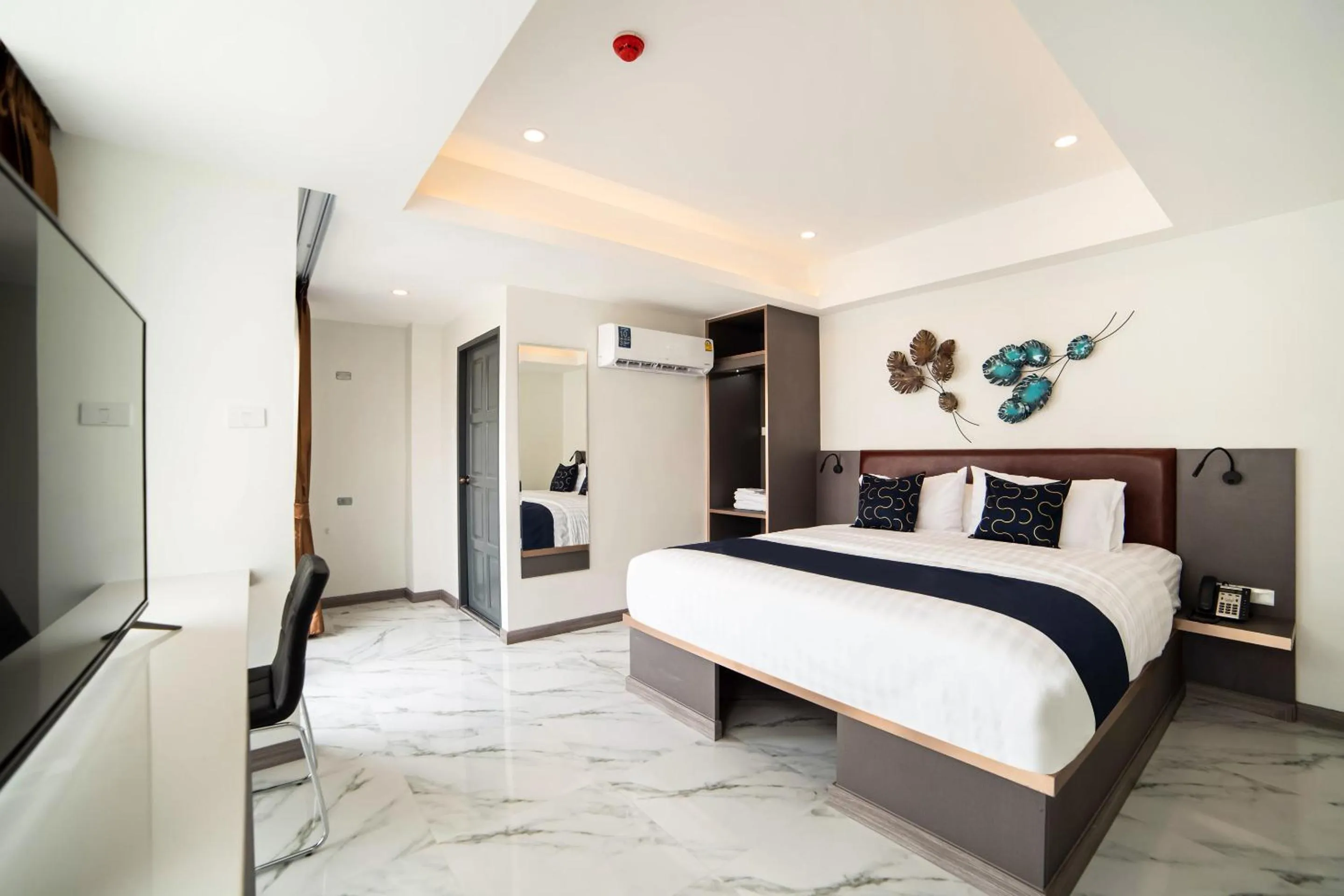 Superior King Room in RoomQuest Sukhumvit36 BTS Thonglor