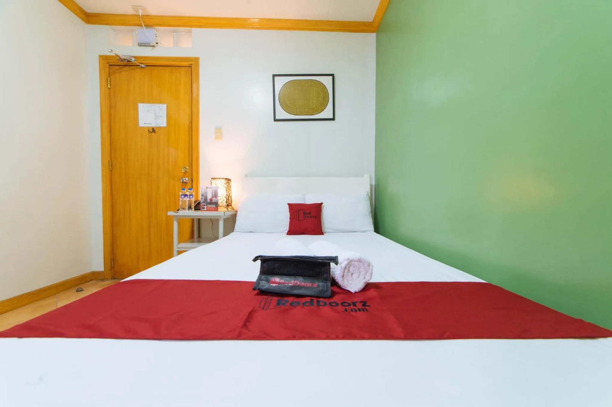 Standard Queen Room in RedDoorz @ Arimbay Legazpi City