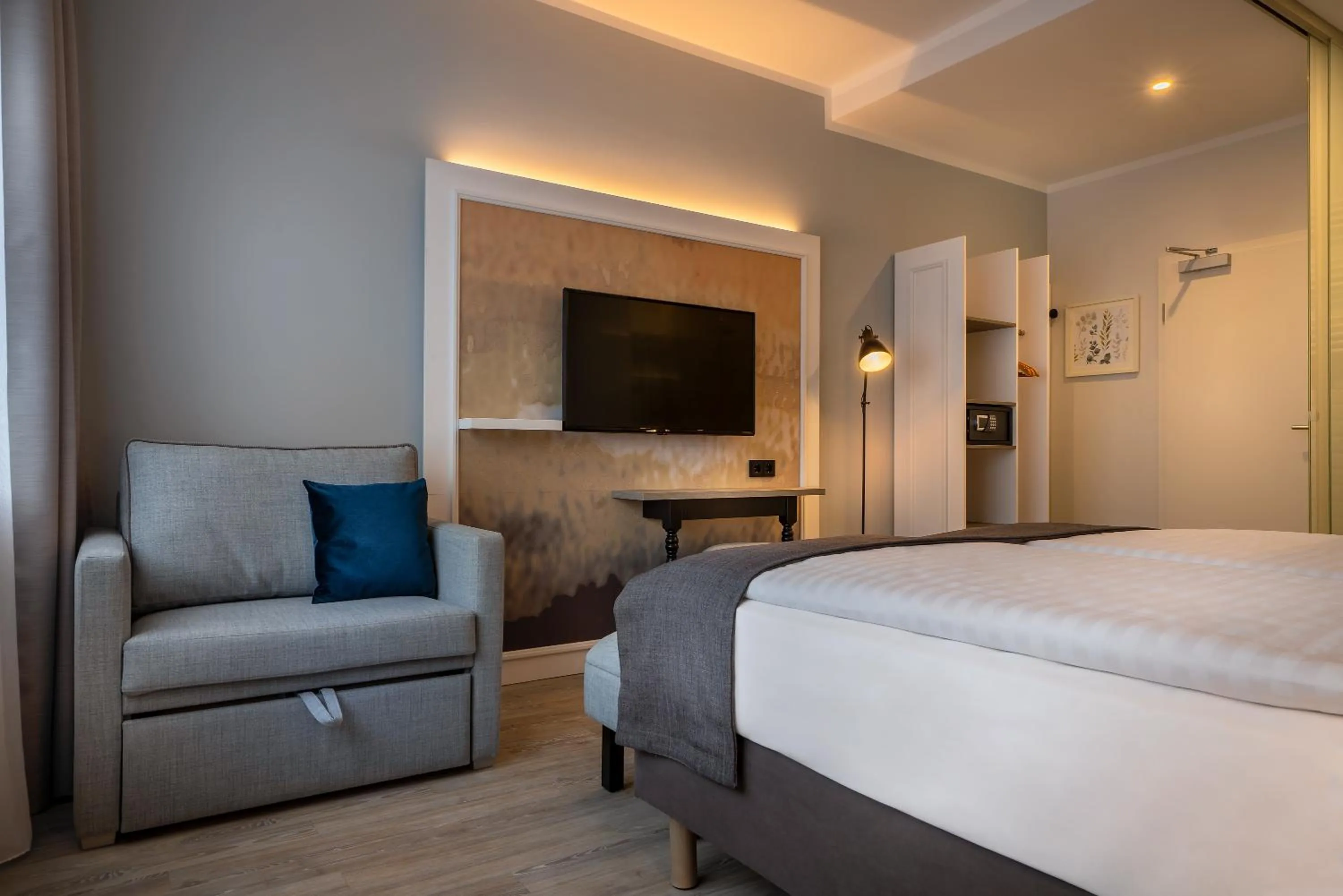 Comfort Double Room with Sofa Bed in Yggotel Ravn