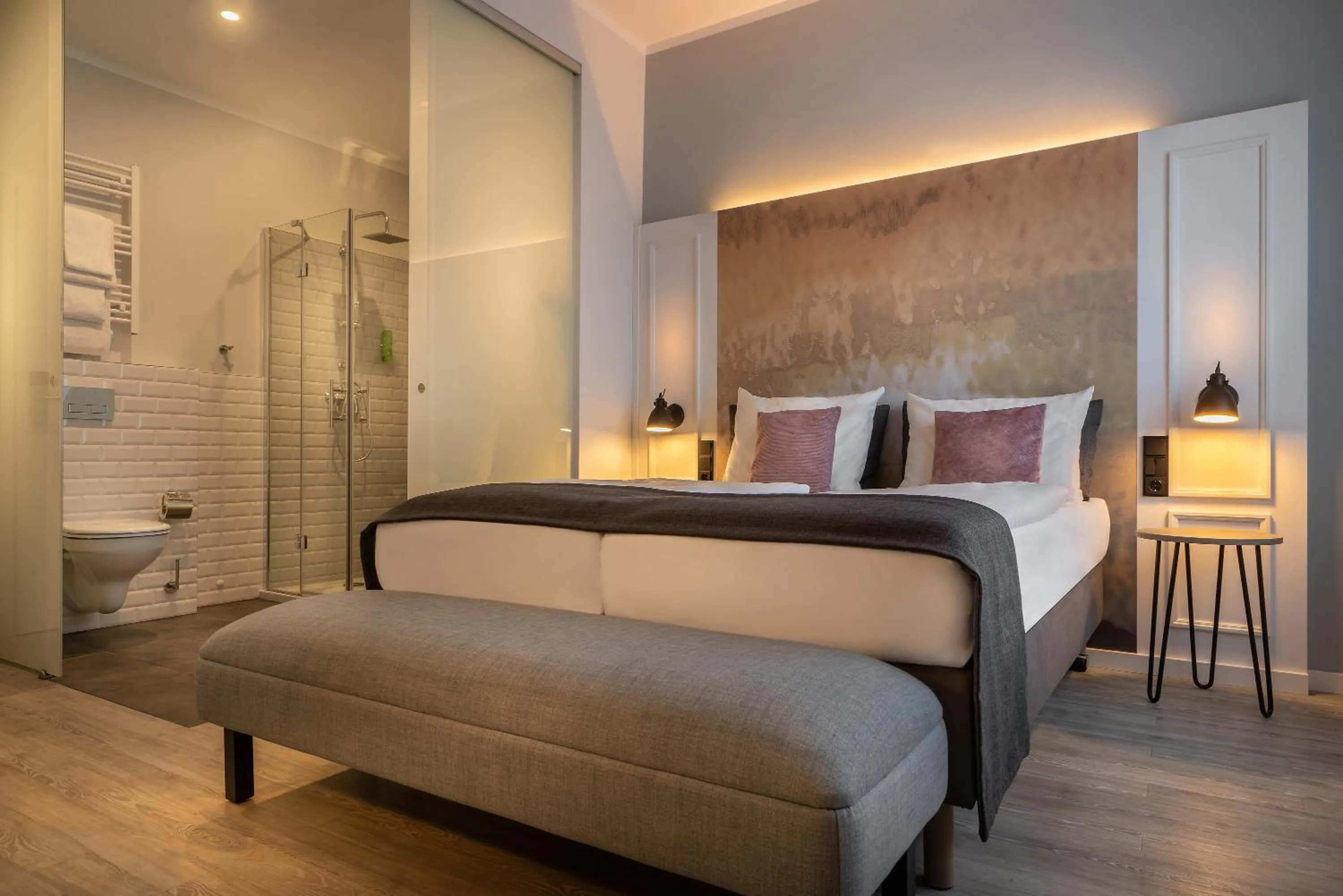 Standard Queen Room with Sofa Bed and Balcony in Yggotel Ravn