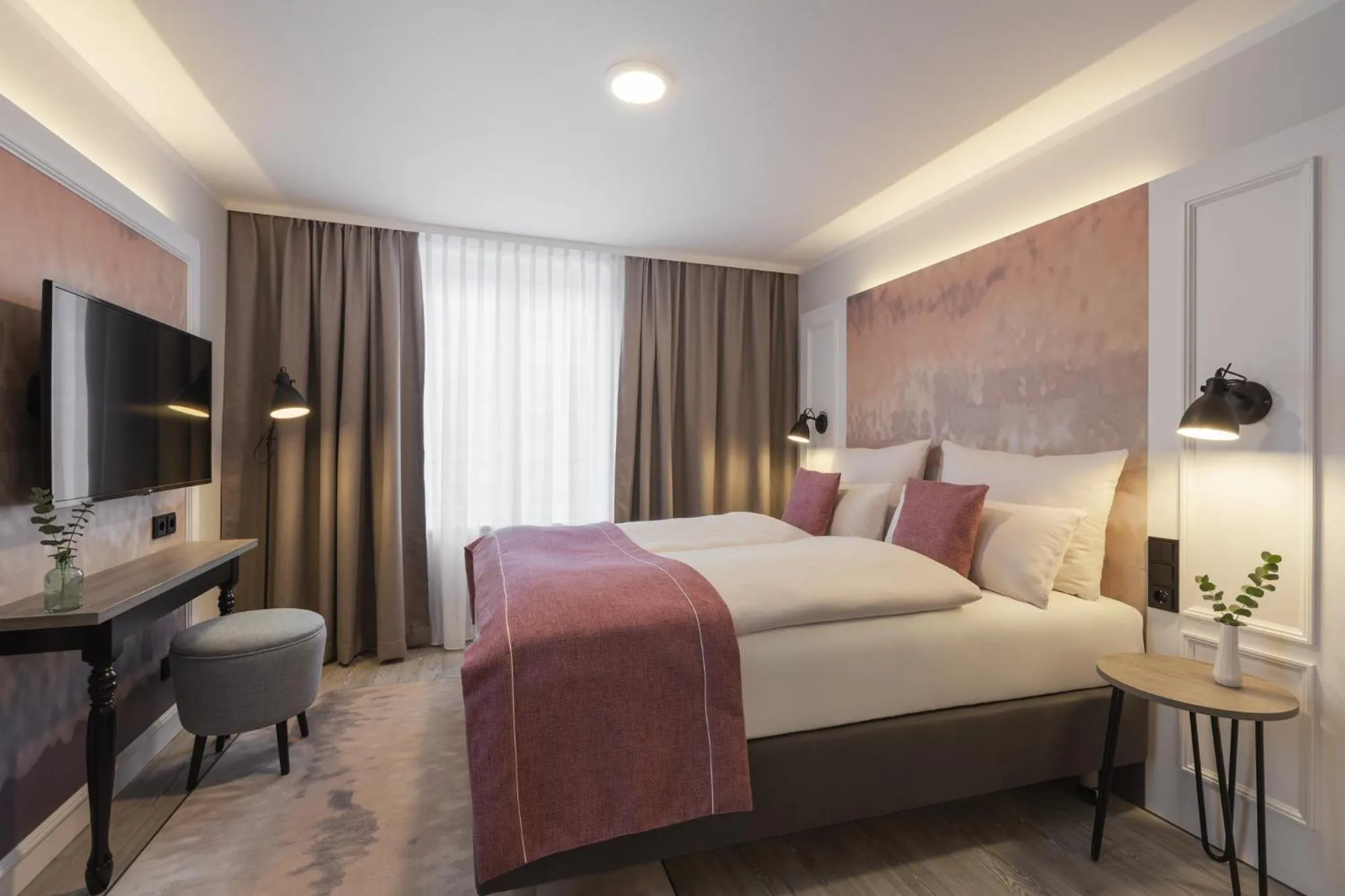 Standard Queen Room withBalcony and Kitchenette in Yggotel Ravn