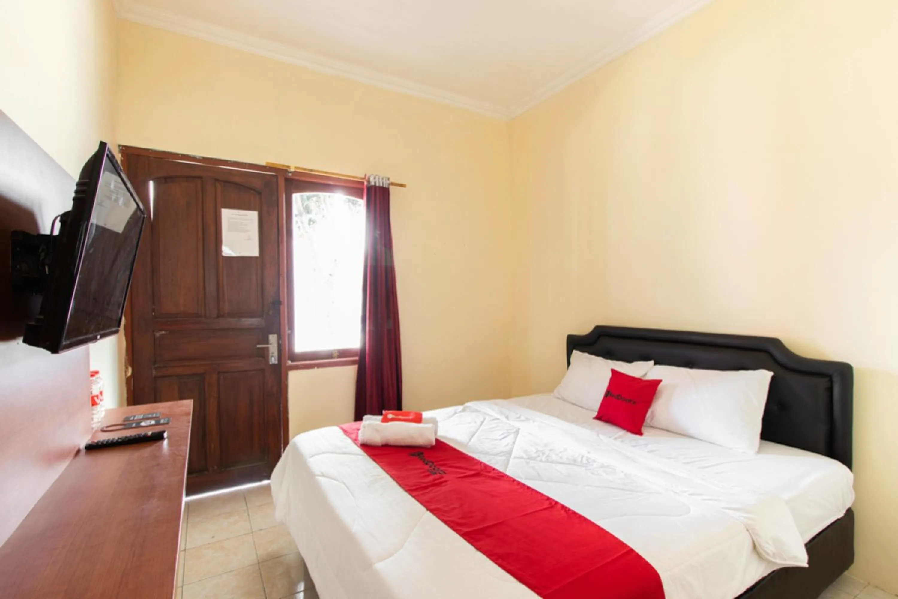 Standard Double Room in RedDoorz @ Raya Janti Yogyakarta