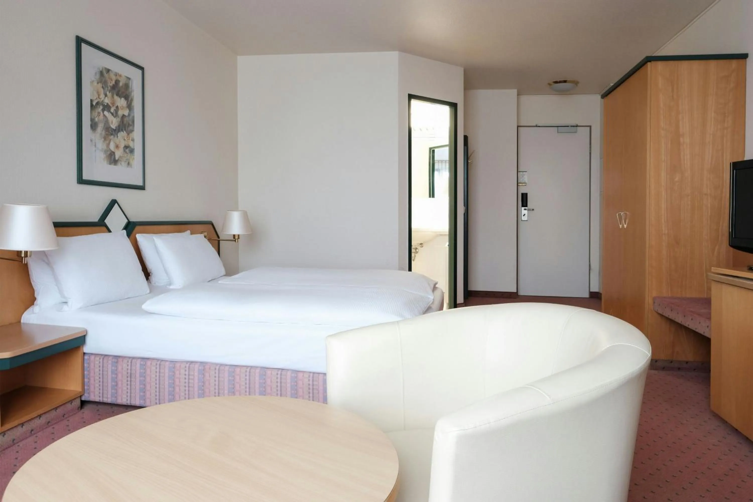 Photo of the whole room, Bed in FOUR Essen City Centre