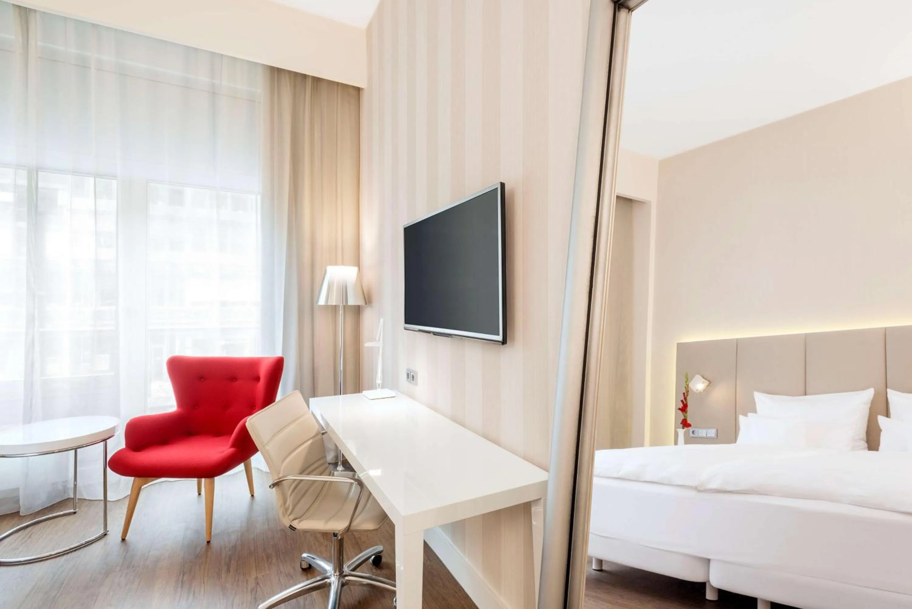 Photo of the whole room, Bed in NH Collection Berlin Mitte Friedrichstrasse