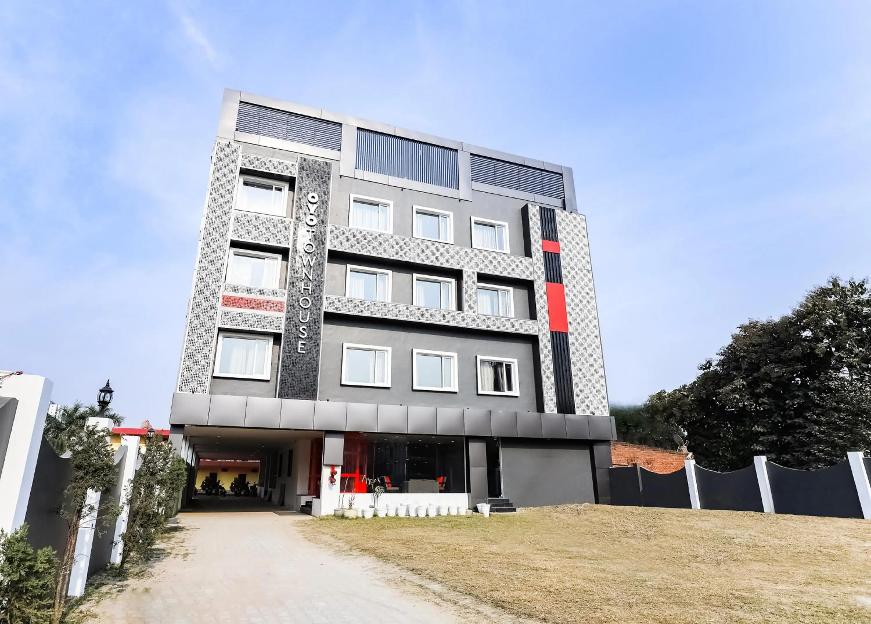 Townhouse Prithvi Resort Near Phoenix Palassio