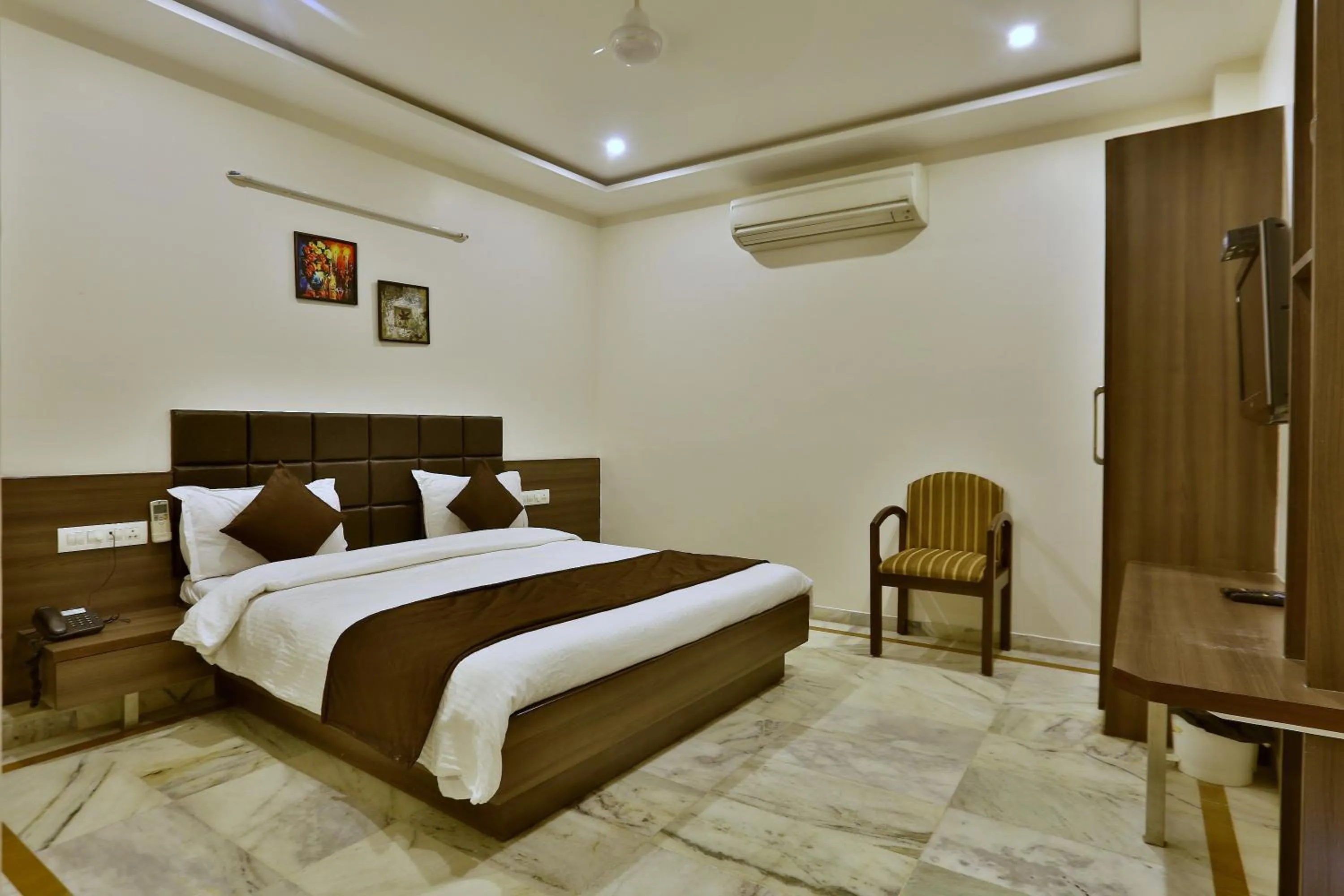 Deluxe Double Room - single occupancy in Hotel Kamran Palace