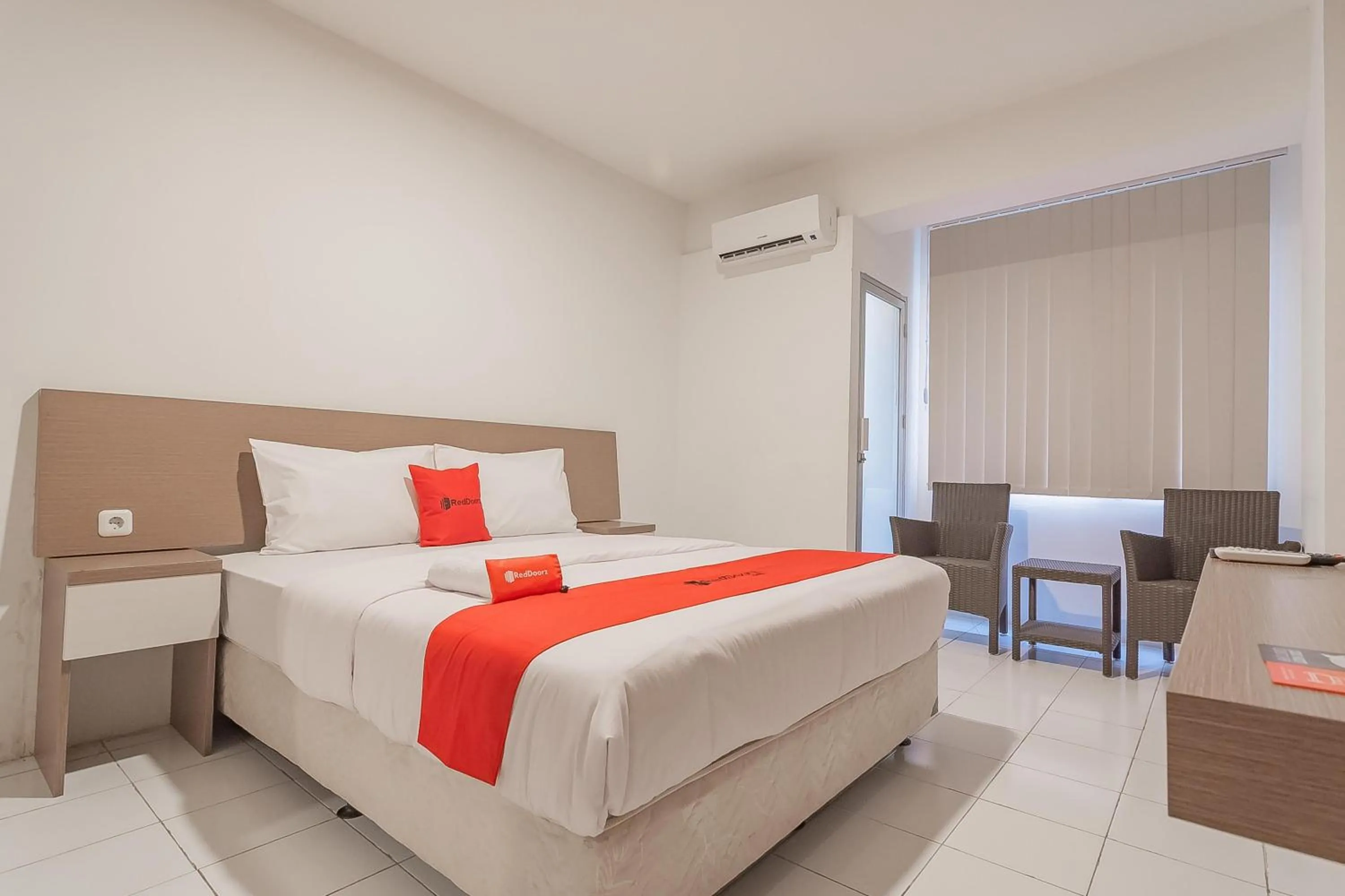 Deluxe Room in RedDoorz Apartment @ Emerald Towers Bandung