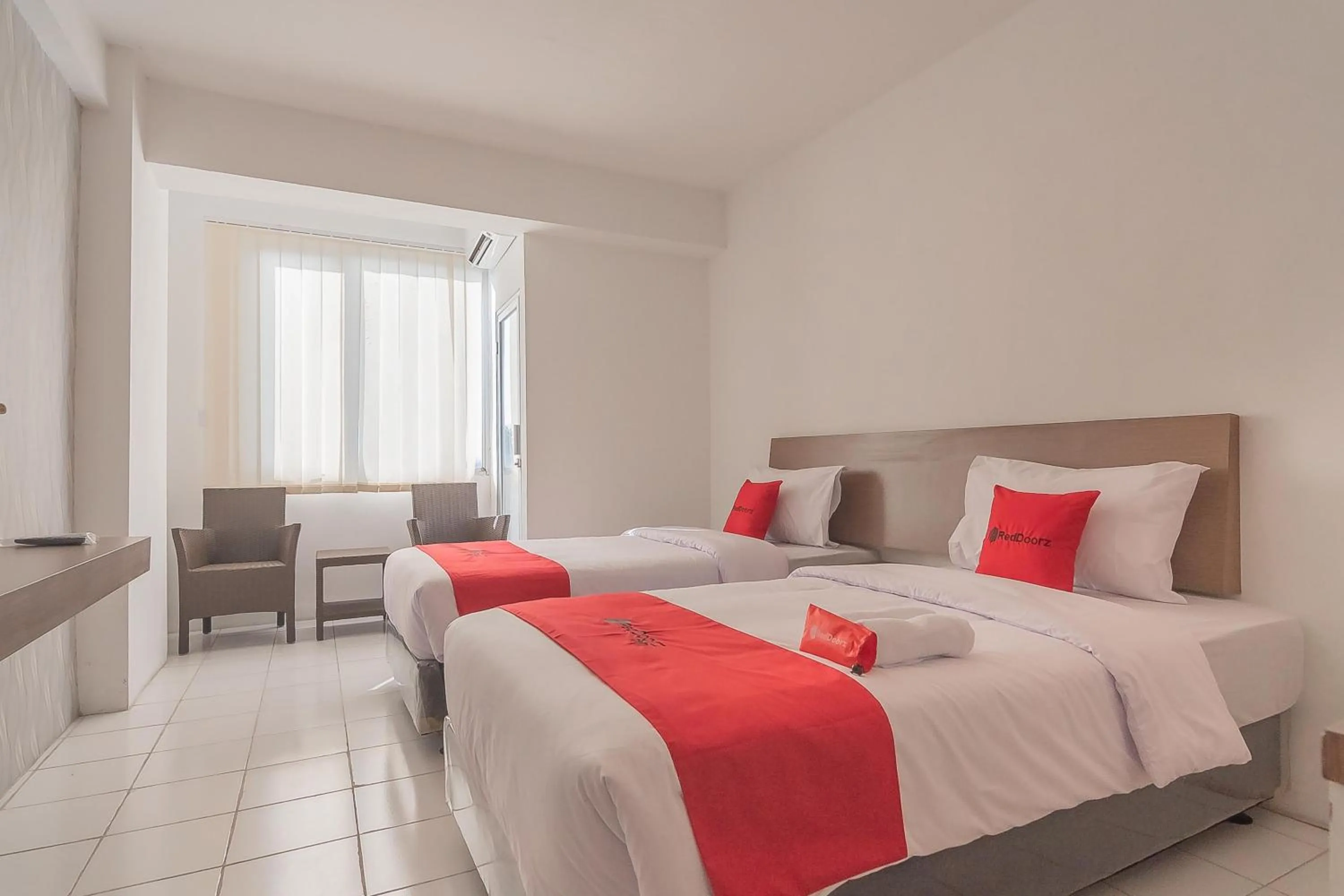 Deluxe Twin Room in RedDoorz Apartment @ Emerald Towers Bandung