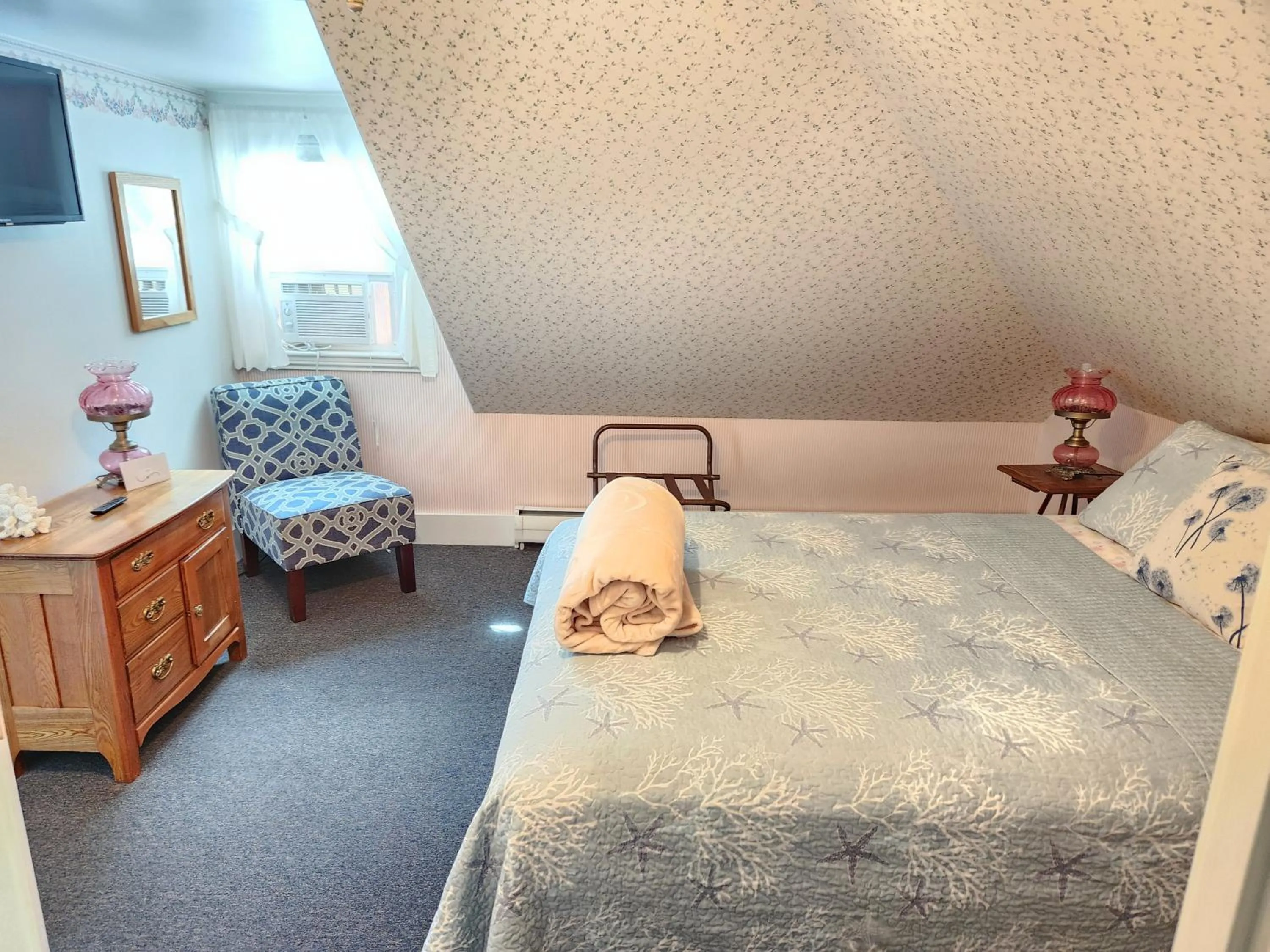 Deluxe Queen Suite in Old Orchard Beach Inn