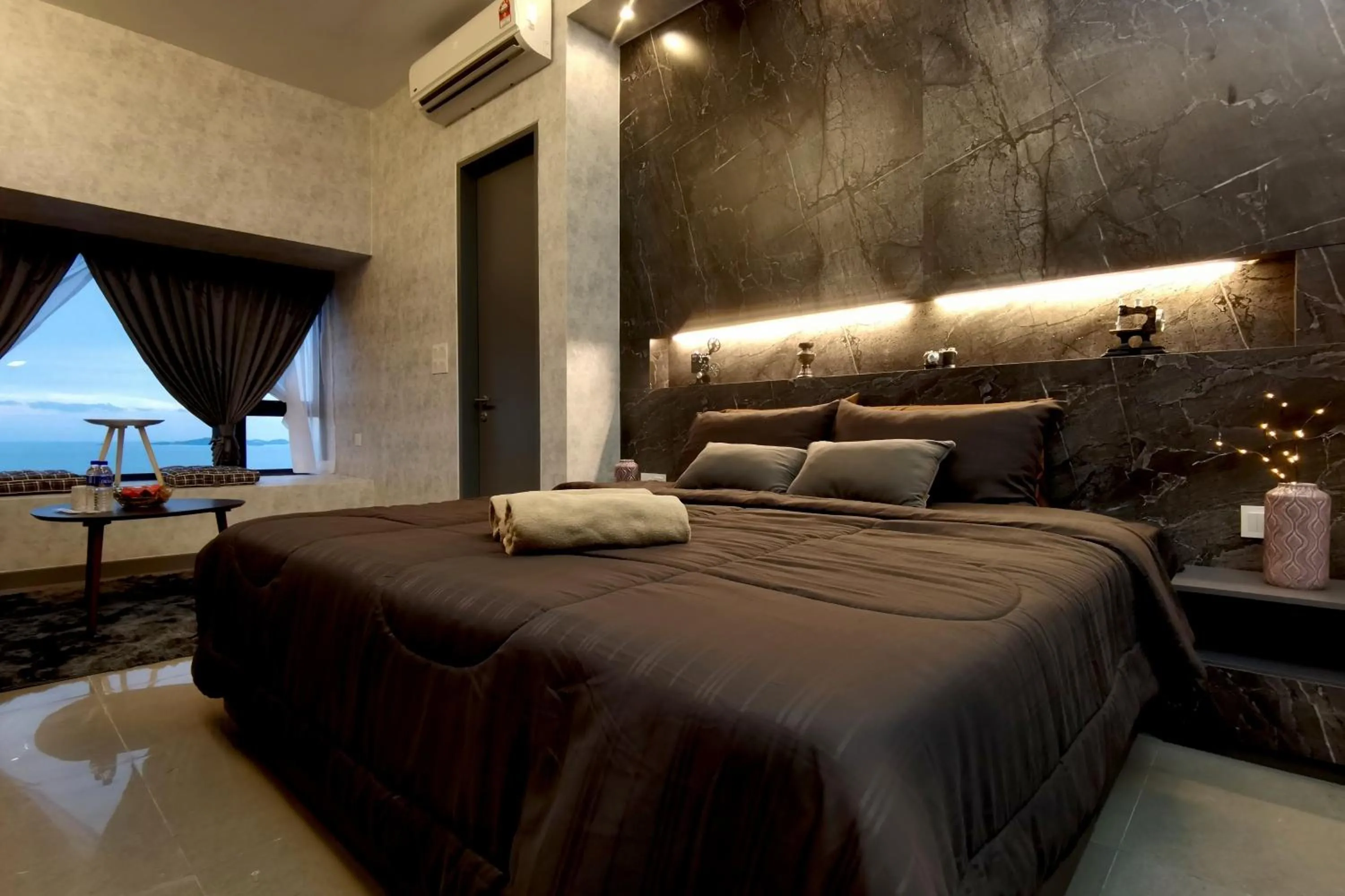 Deluxe King Studio (Private Bathtub & Sea View) in Attic Home Melaka Imperio Residence & Jonker