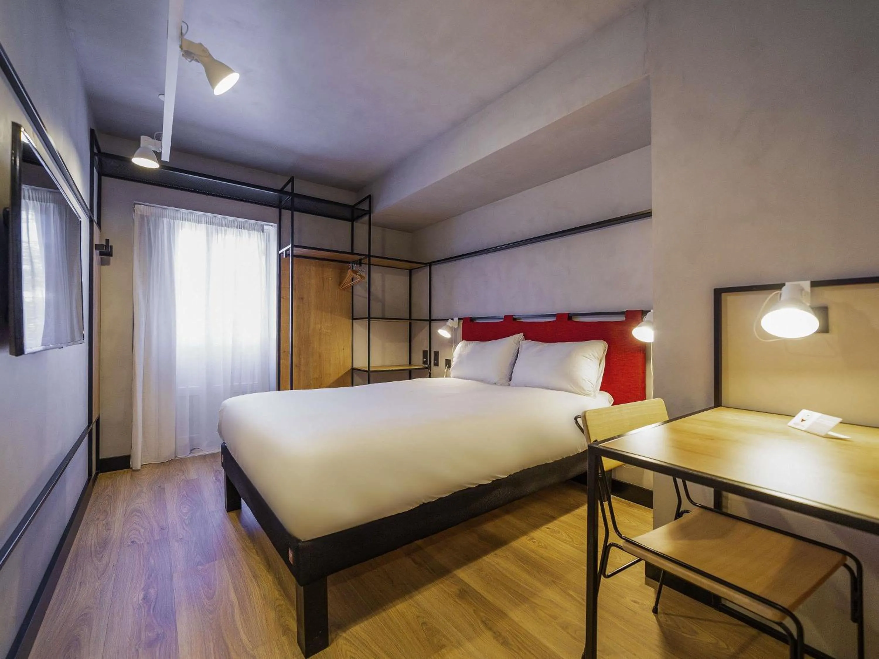 Superior Queen Room with Balcony in ibis Porto Centro Mercado Bolhao