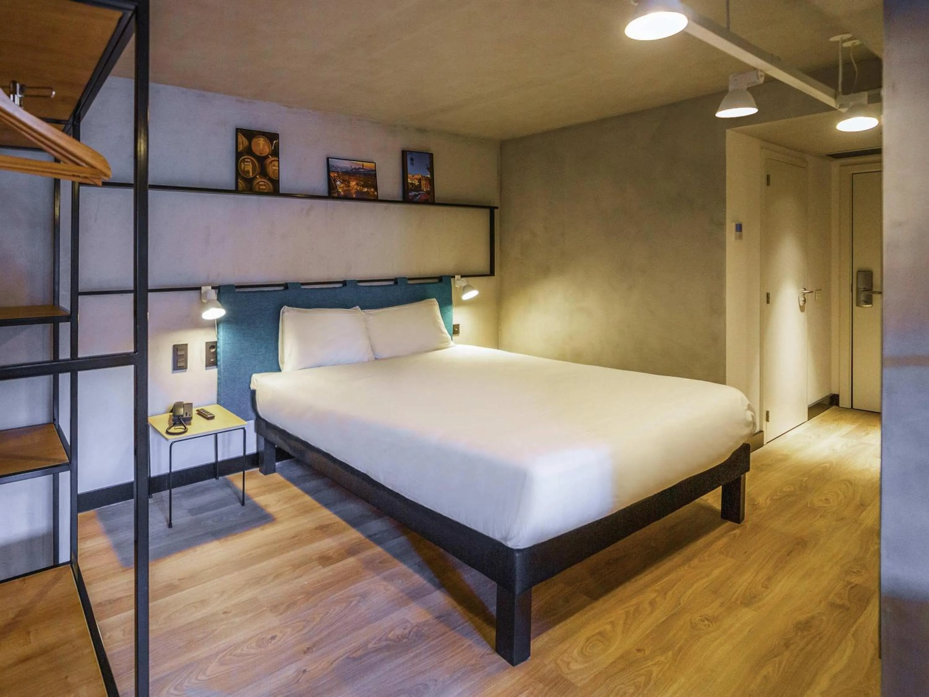 Queen Suite with Sofa Bed in ibis Porto Centro Mercado Bolhao