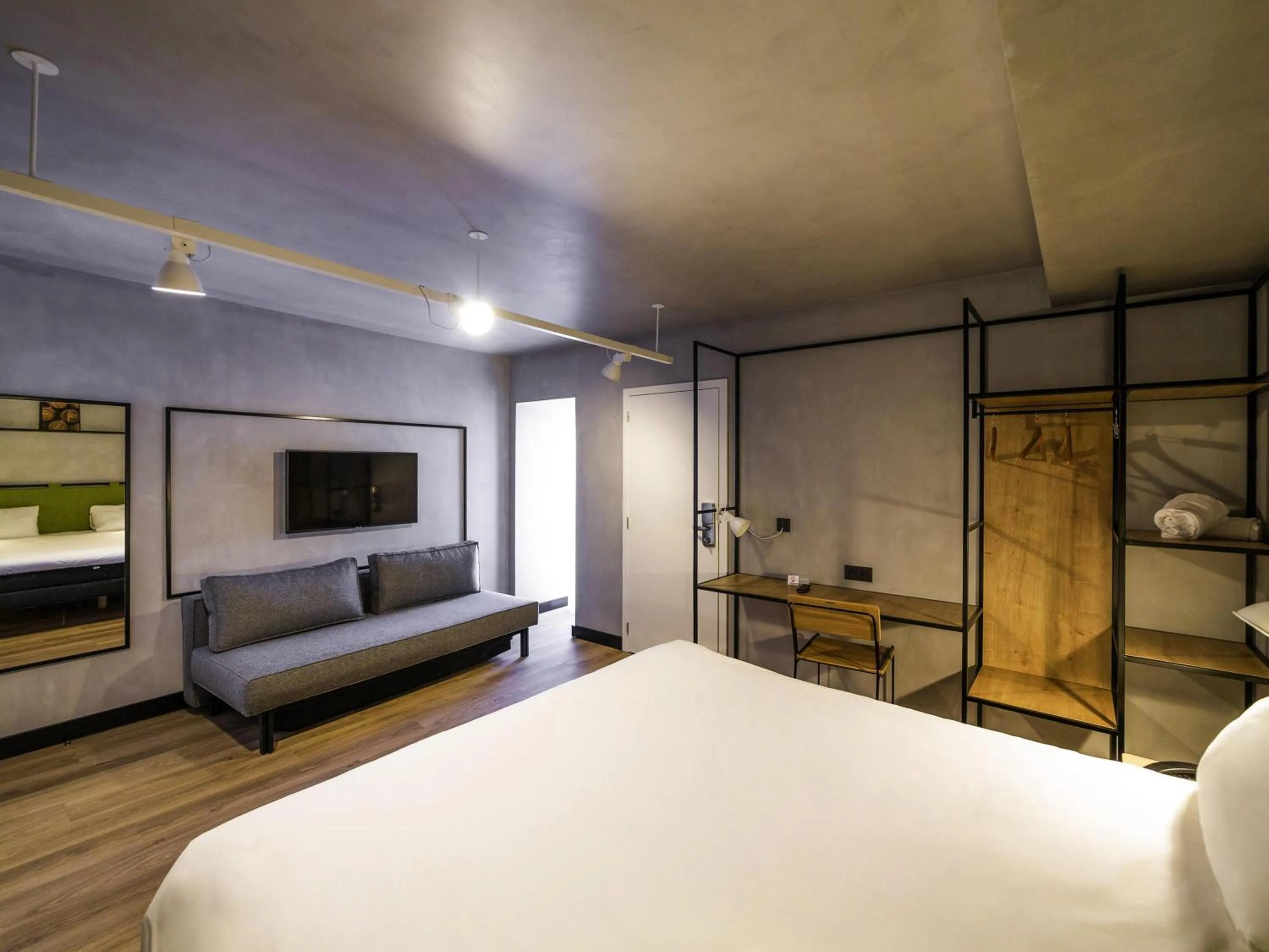 Family Room with double bed and sofa bed in ibis Porto Centro Mercado Bolhao