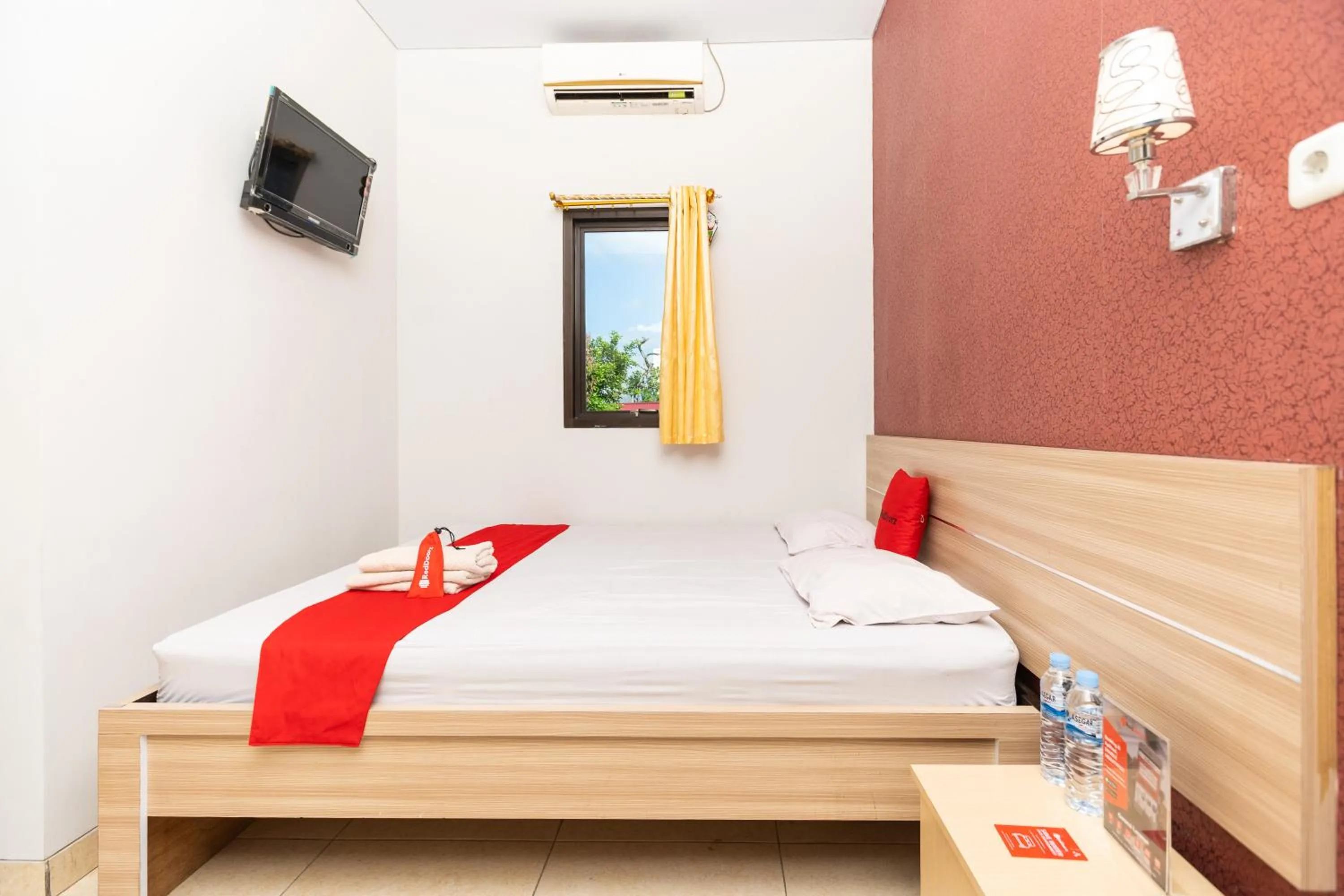 Double Room in RedDoorz Plus @ Jalan Pumorow Manado