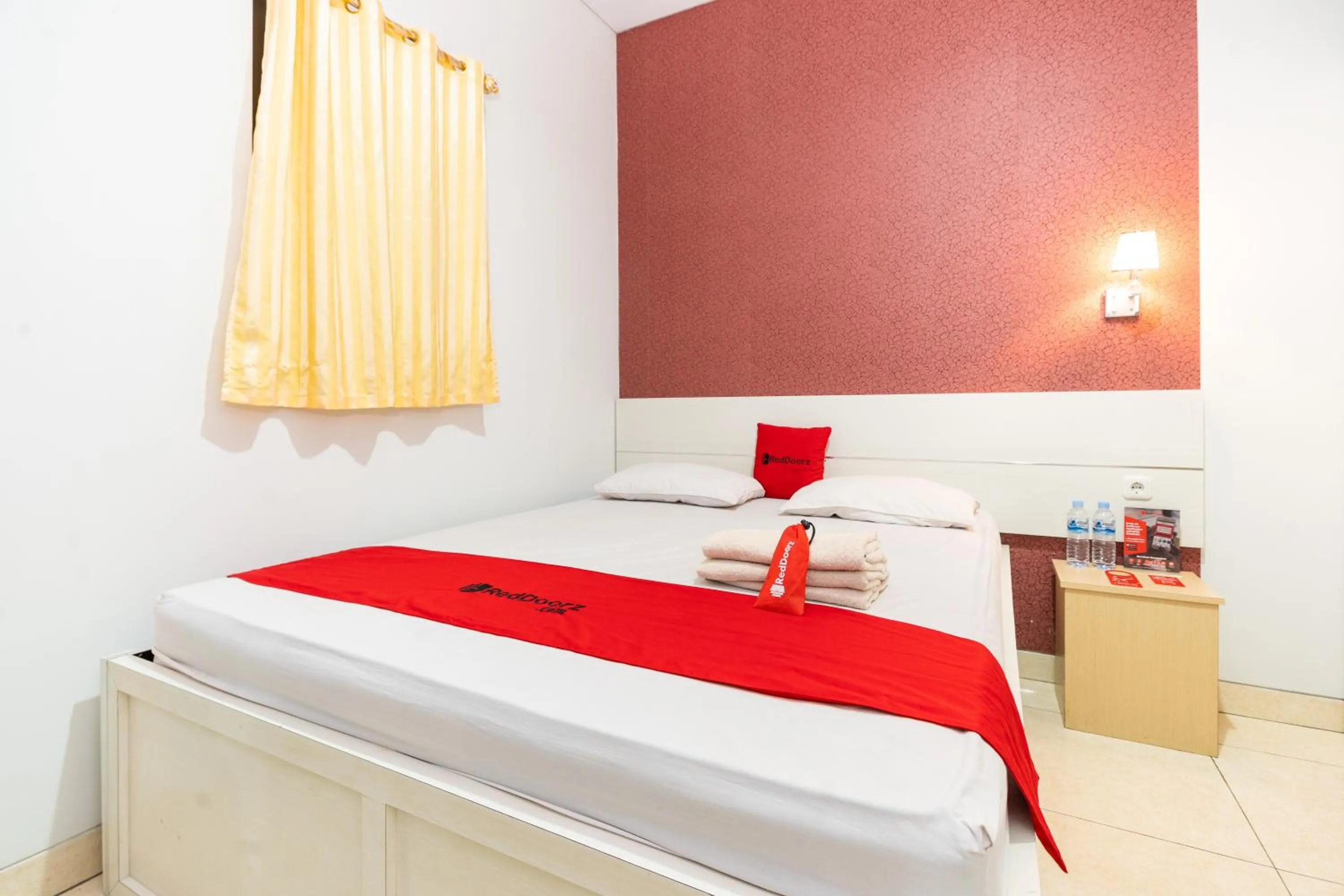 Deluxe Room in RedDoorz Plus @ Jalan Pumorow Manado