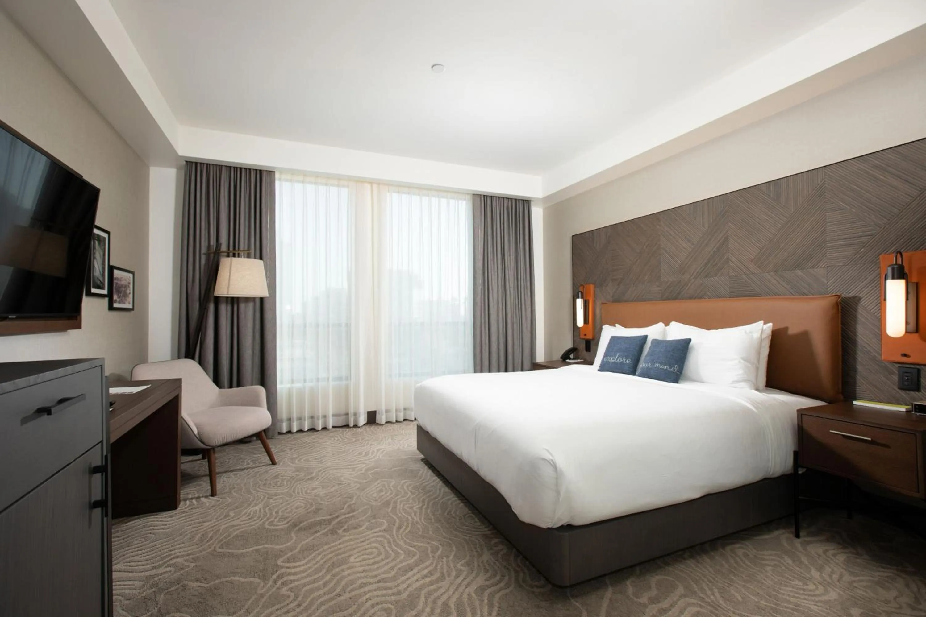 Guest Room, 1 King in The Glenmark, Glendale, a Tribute Portfolio Hotel