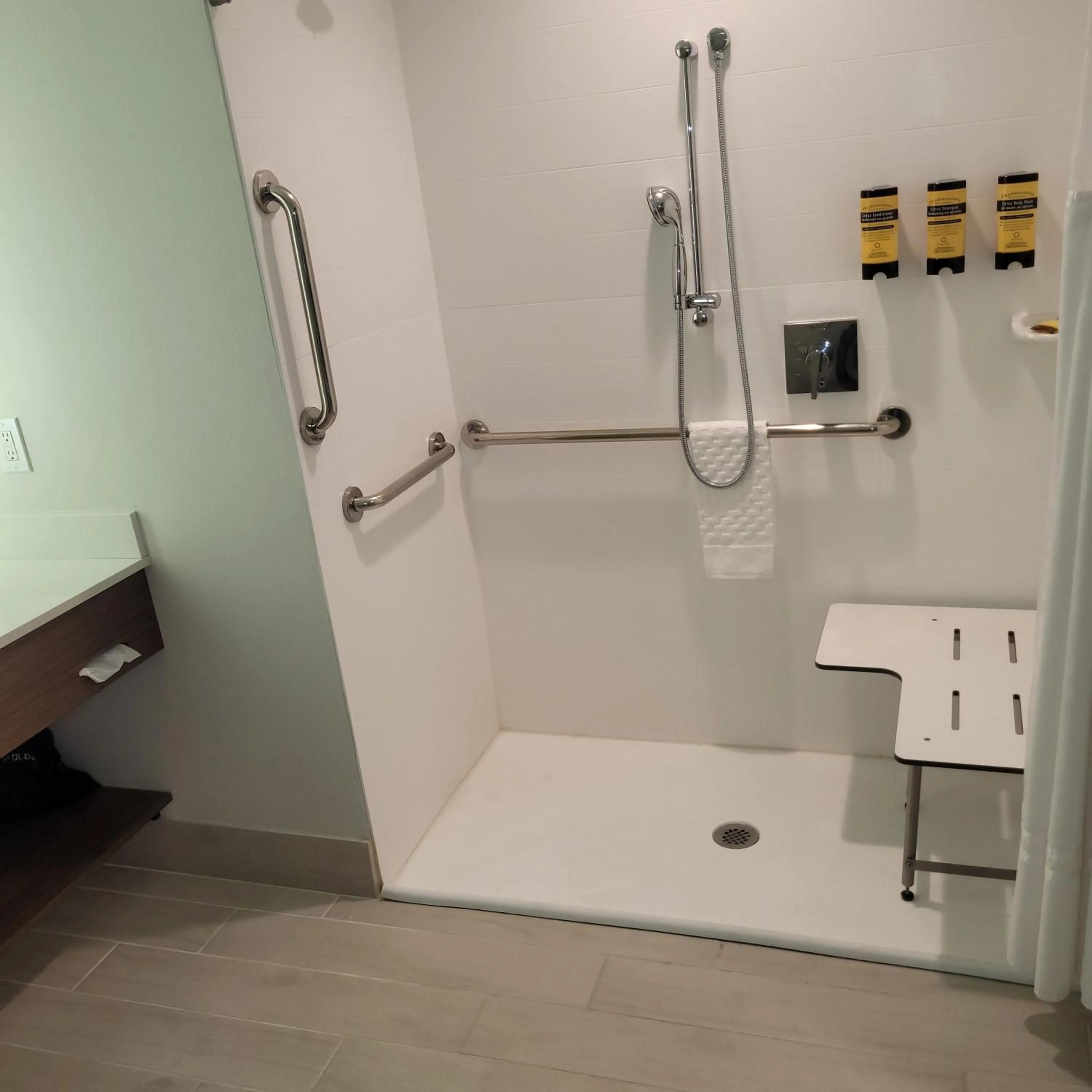 Queen Room with Two Queen Beds and Roll-In Shower - Disability Access in Best Western Plus Coachella Valley Inn & Suites