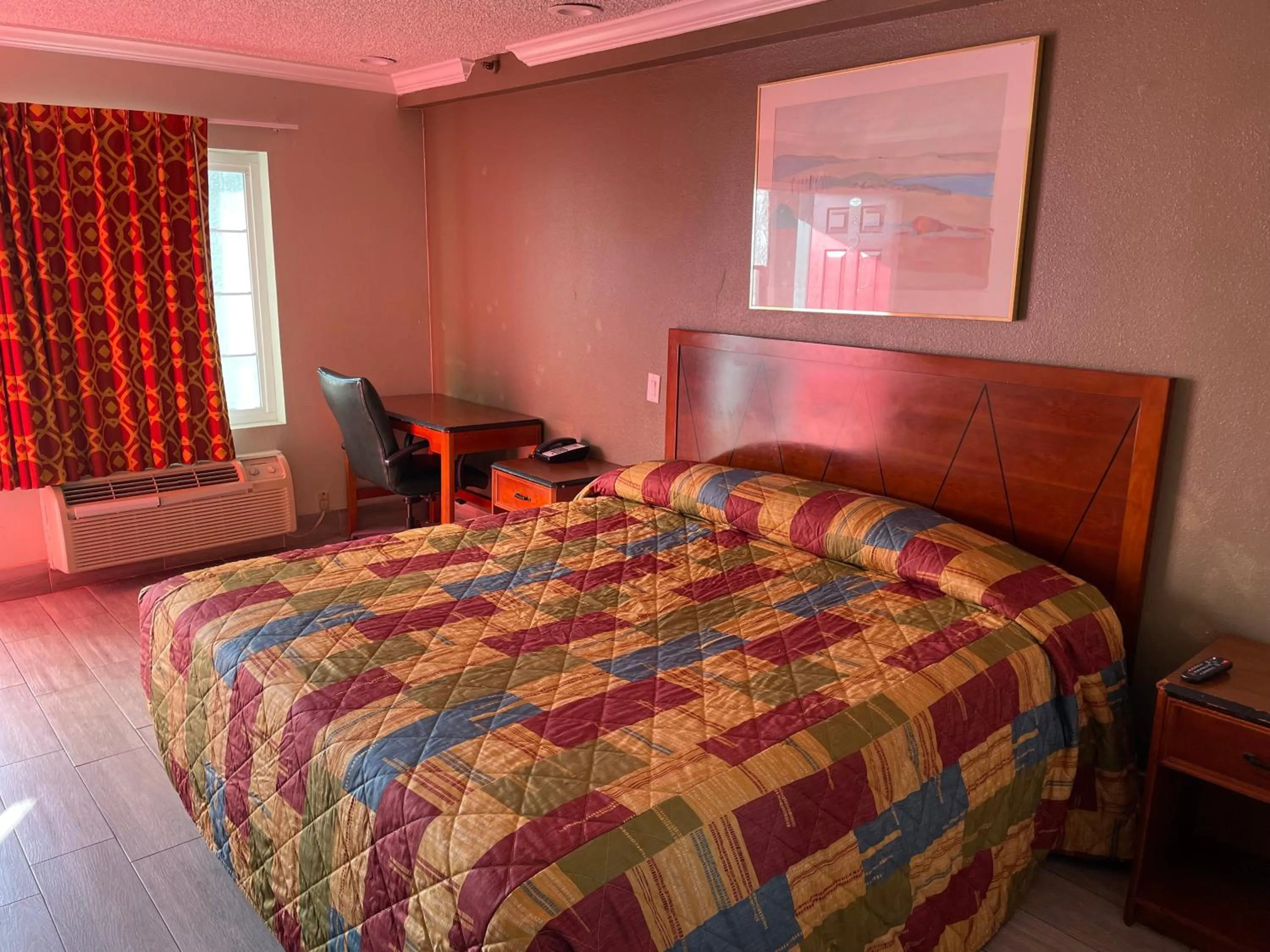 King Bed Smoking in Heritage inn and suites