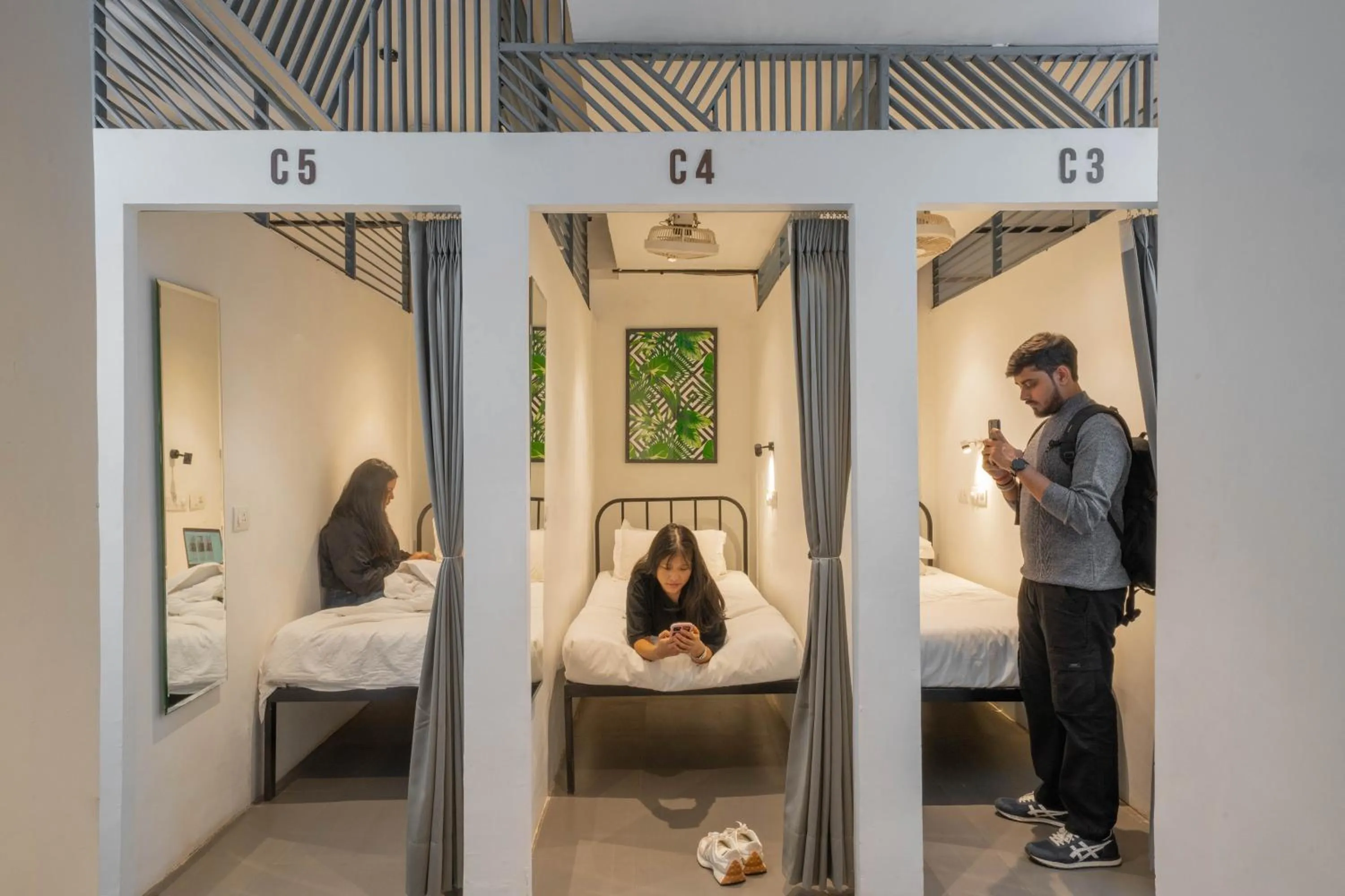 Japanese Capsule- Shared Room in Minimalist Poshtel & Suites