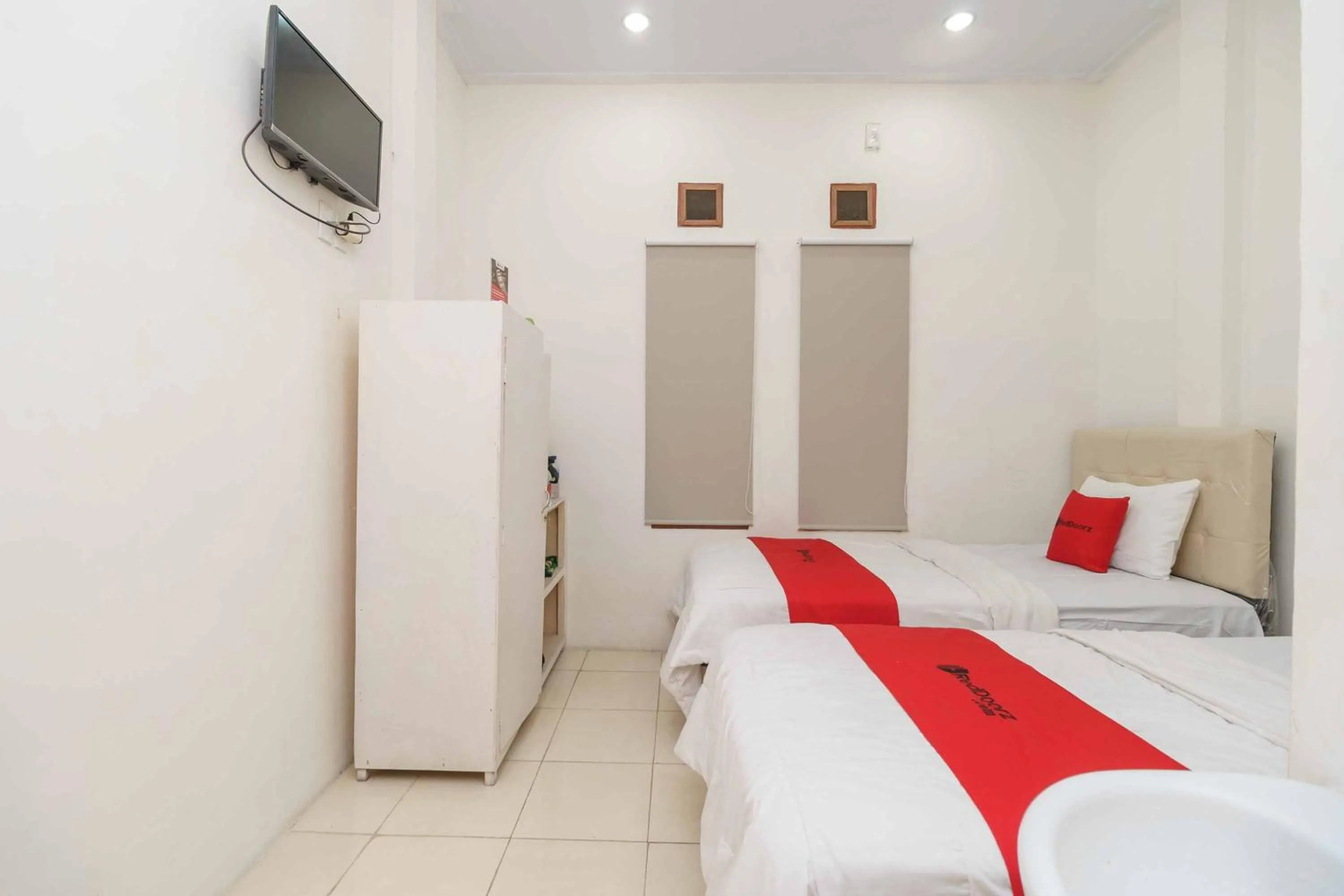 Twin Room in RedDoorz @ Haraito Tarutung