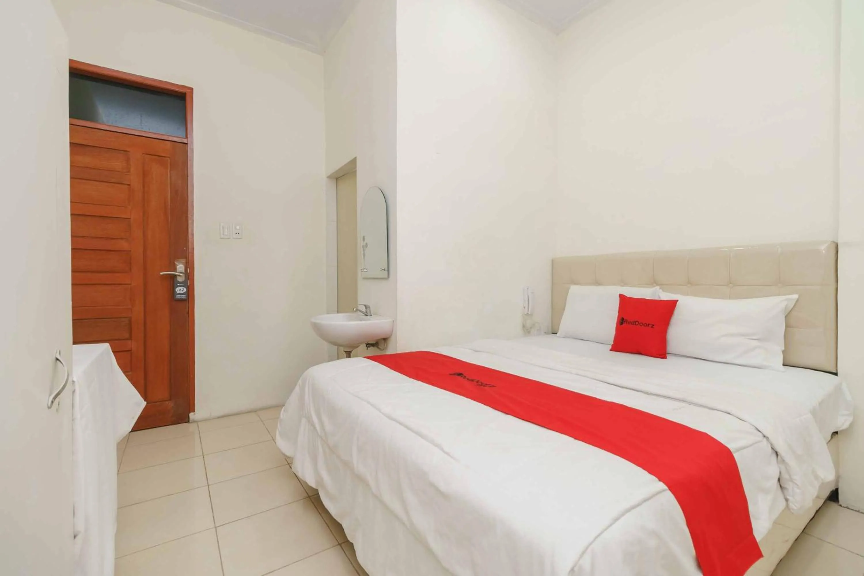 Double Room in RedDoorz @ Haraito Tarutung