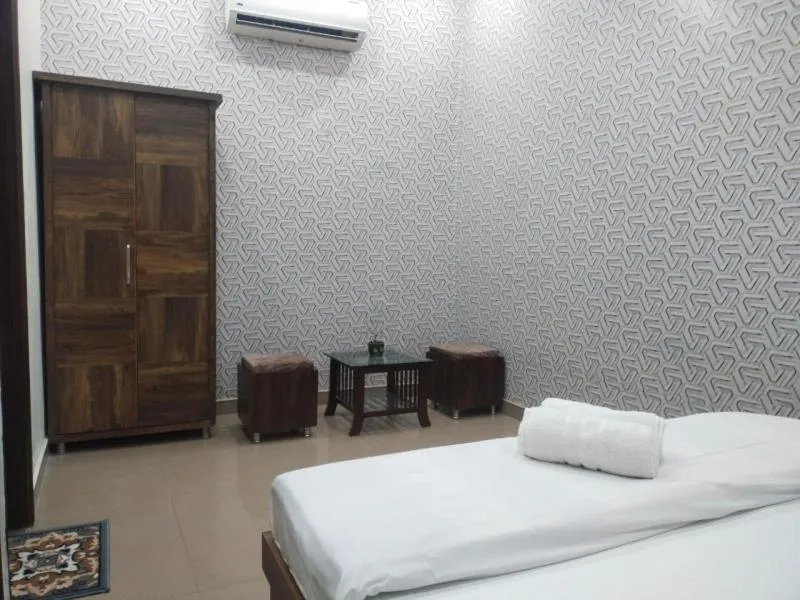 Premium Private A/C Room with Ensuite Bathroom in goSTOPS Amritsar, Chatiwind Gate