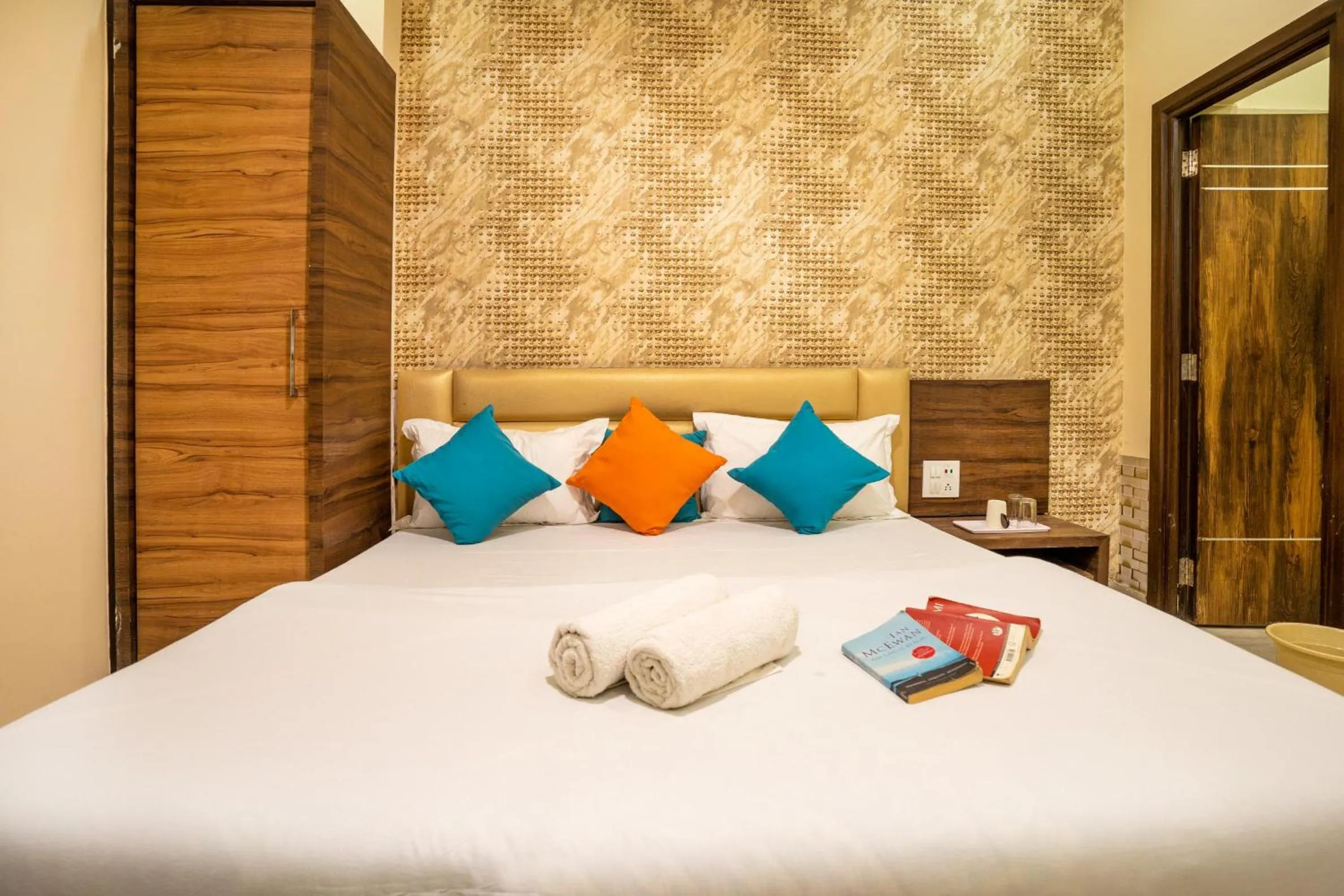 Deluxe Private A/C Room with Ensuite Bathroom in goSTOPS Amritsar, Chatiwind Gate
