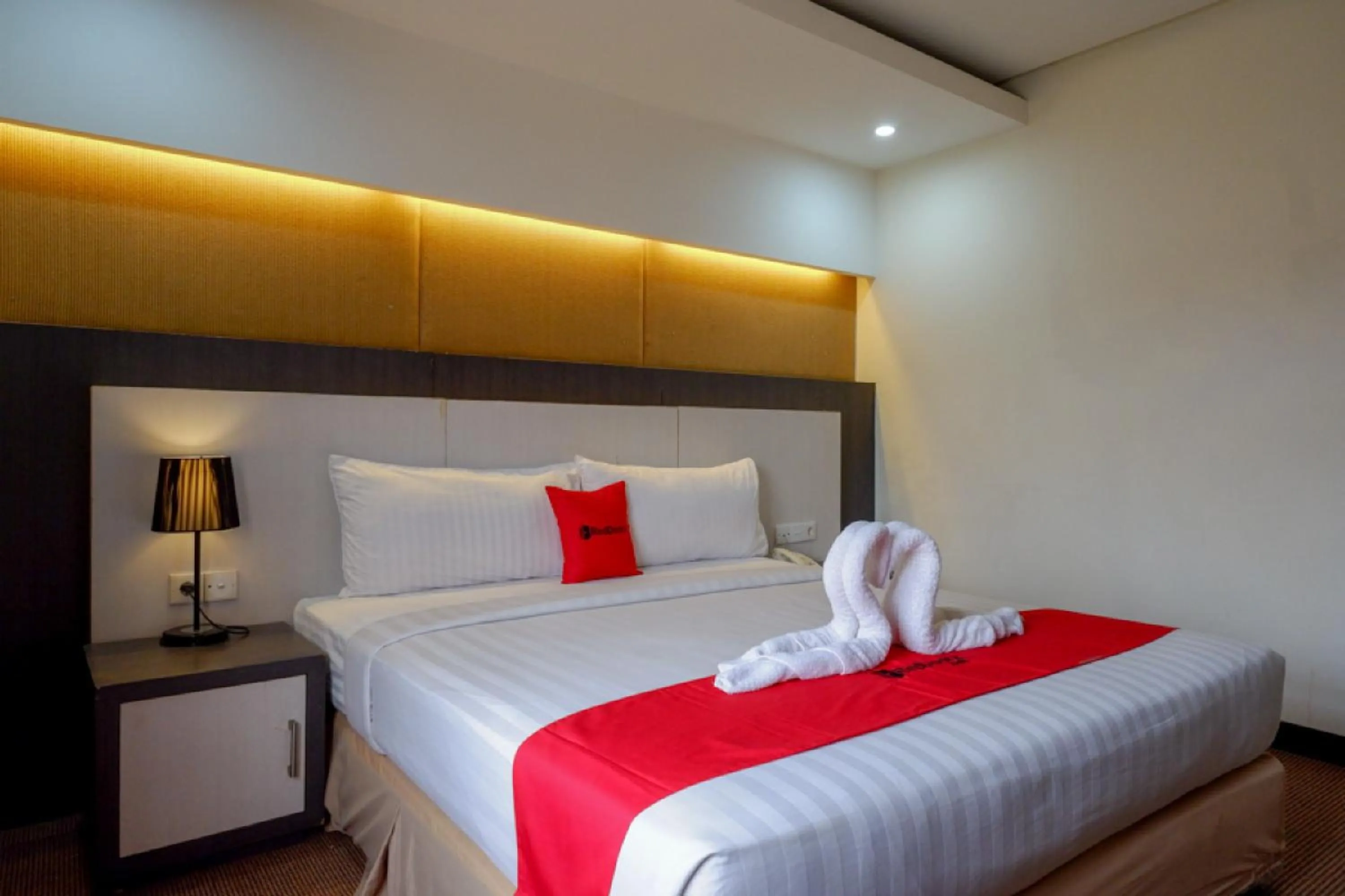 Deluxe Room in RedDoorz Plus near Hotel Benua Kendari