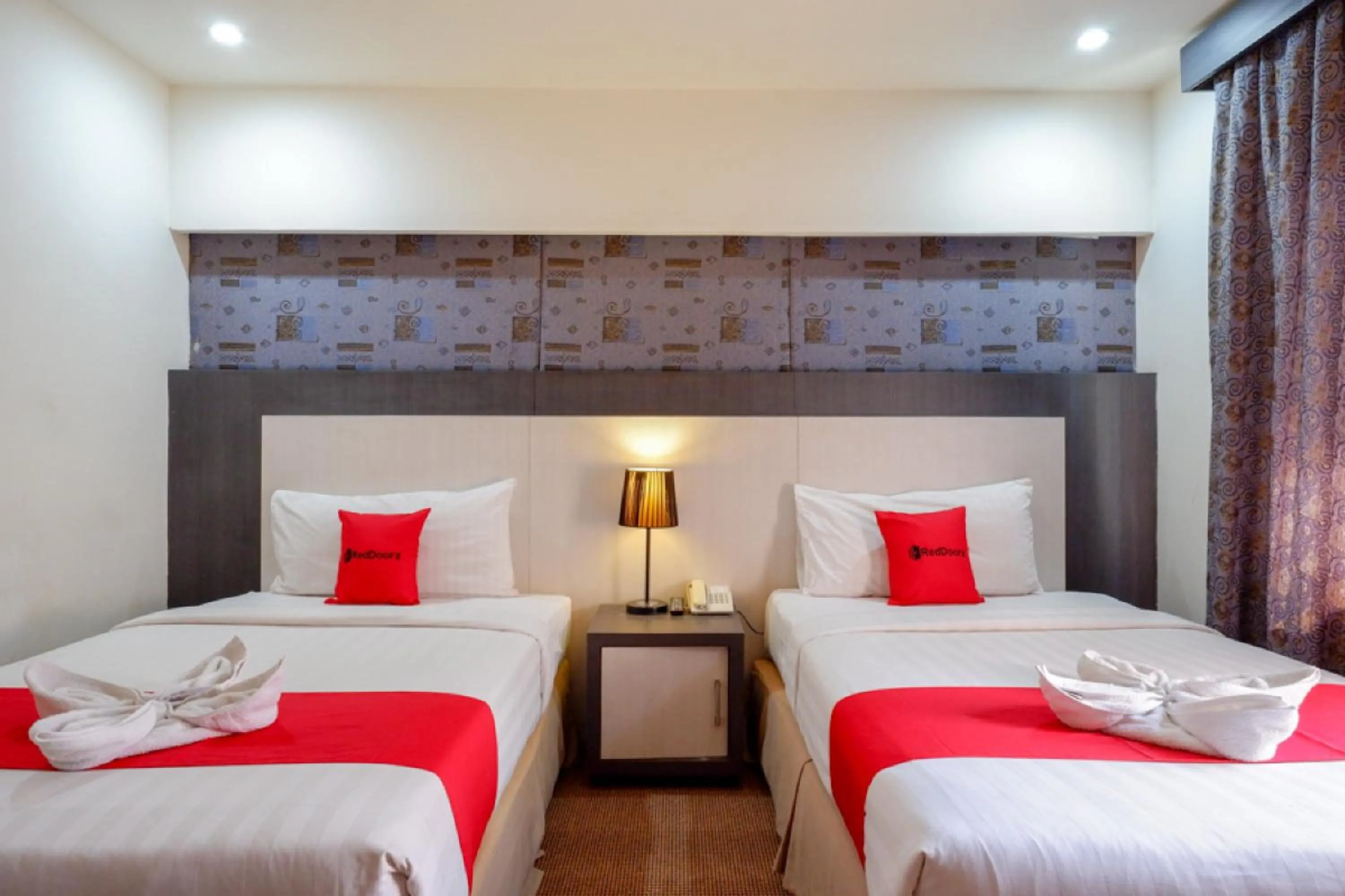 Deluxe Twin Room in RedDoorz Plus near Hotel Benua Kendari