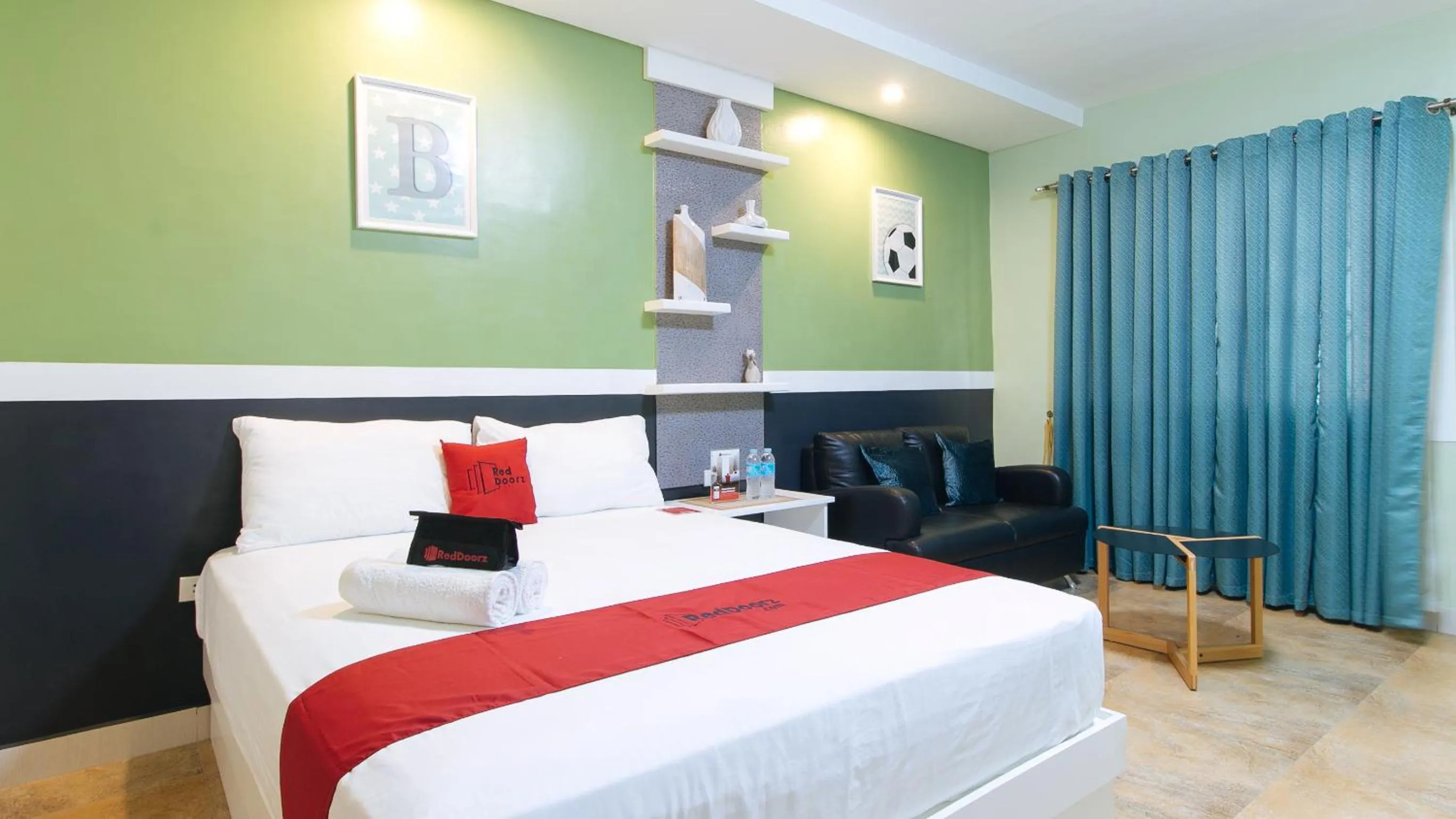 Deluxe Double Room in RedDoorz Plus near Lapasan Plaza Cagayan de Oro