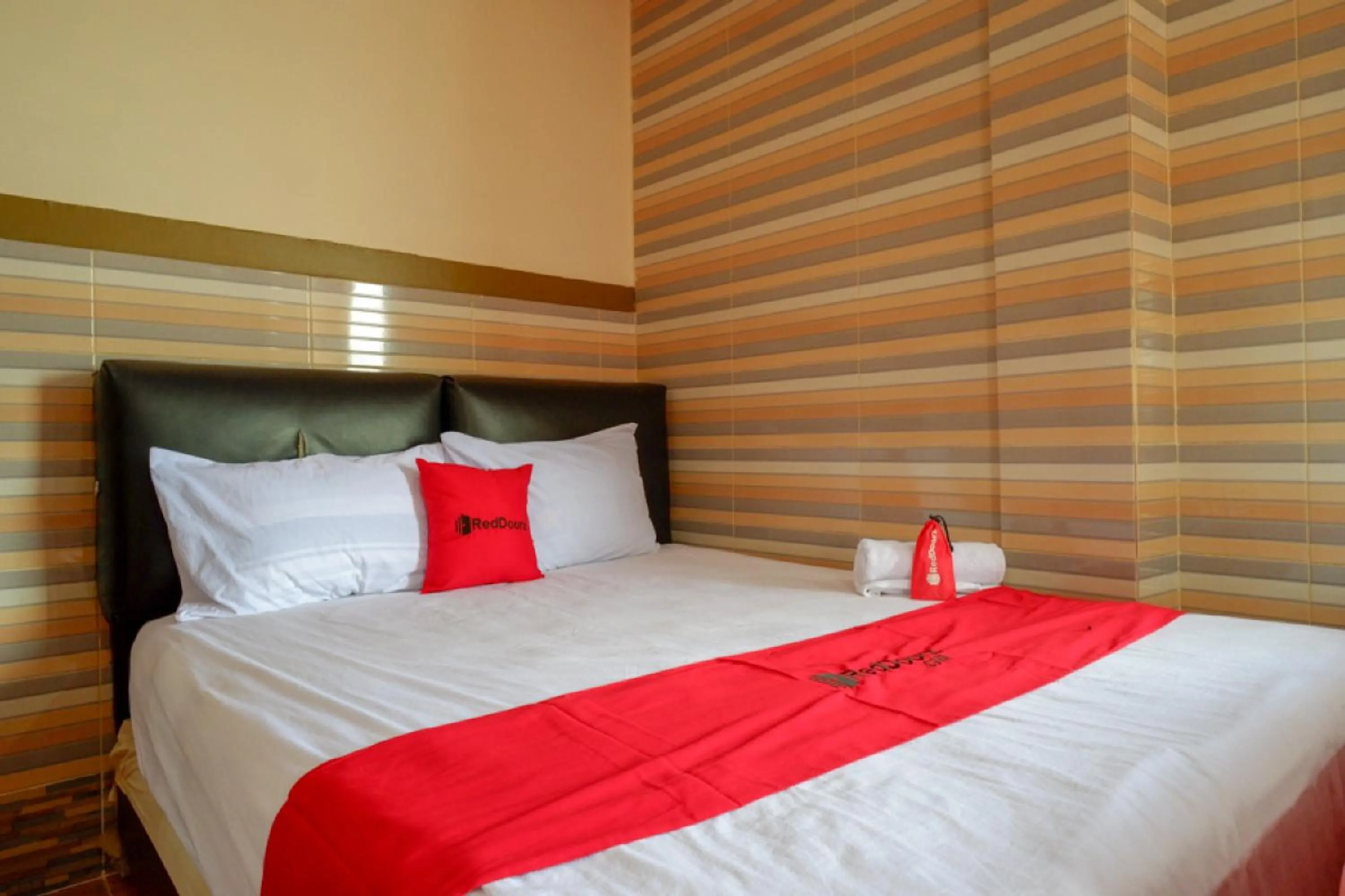 Superior Double Room in RedDoorz near Kendari Beach 2