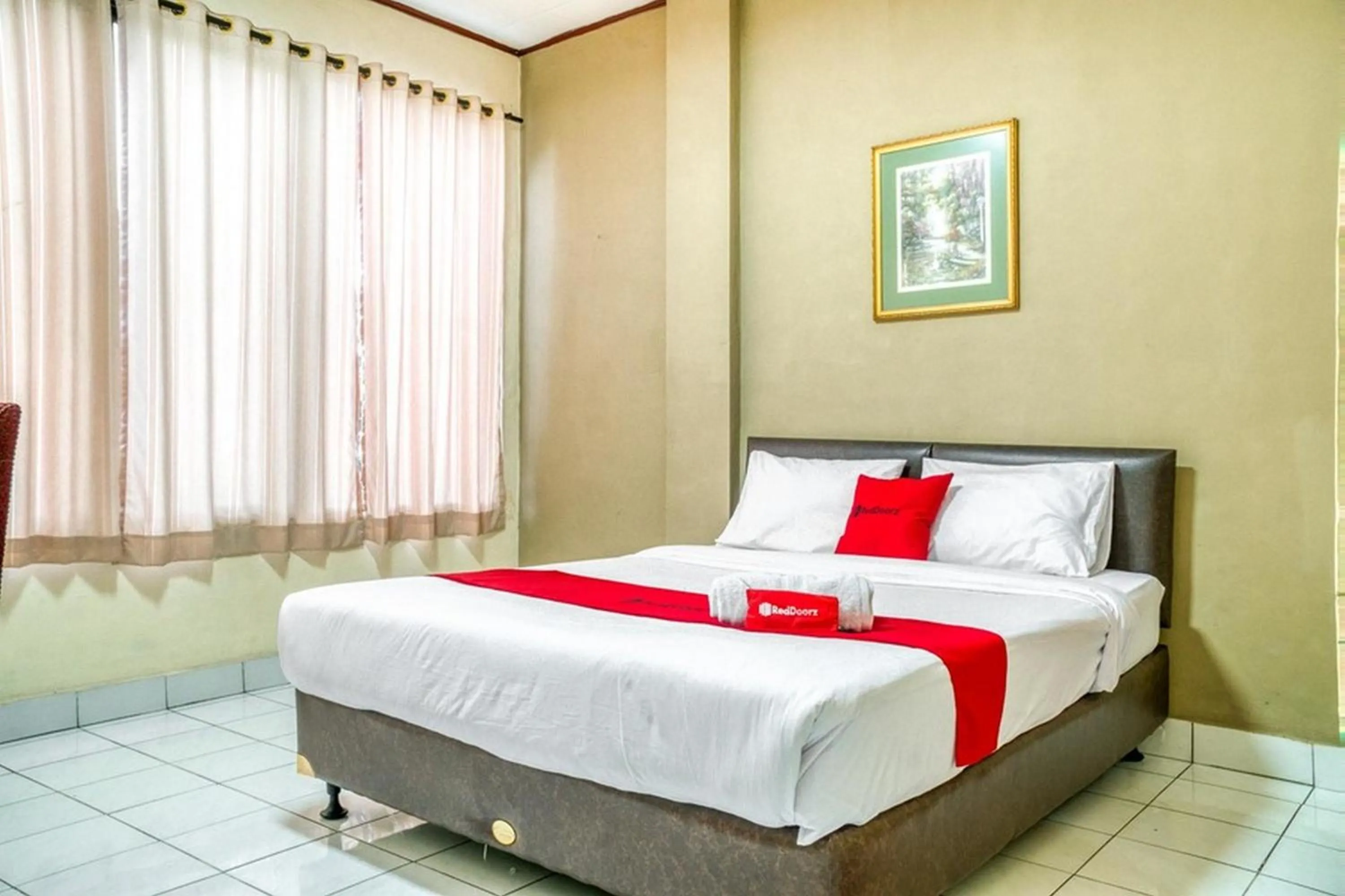Double Room in RedDoorz near Plaza Senayan