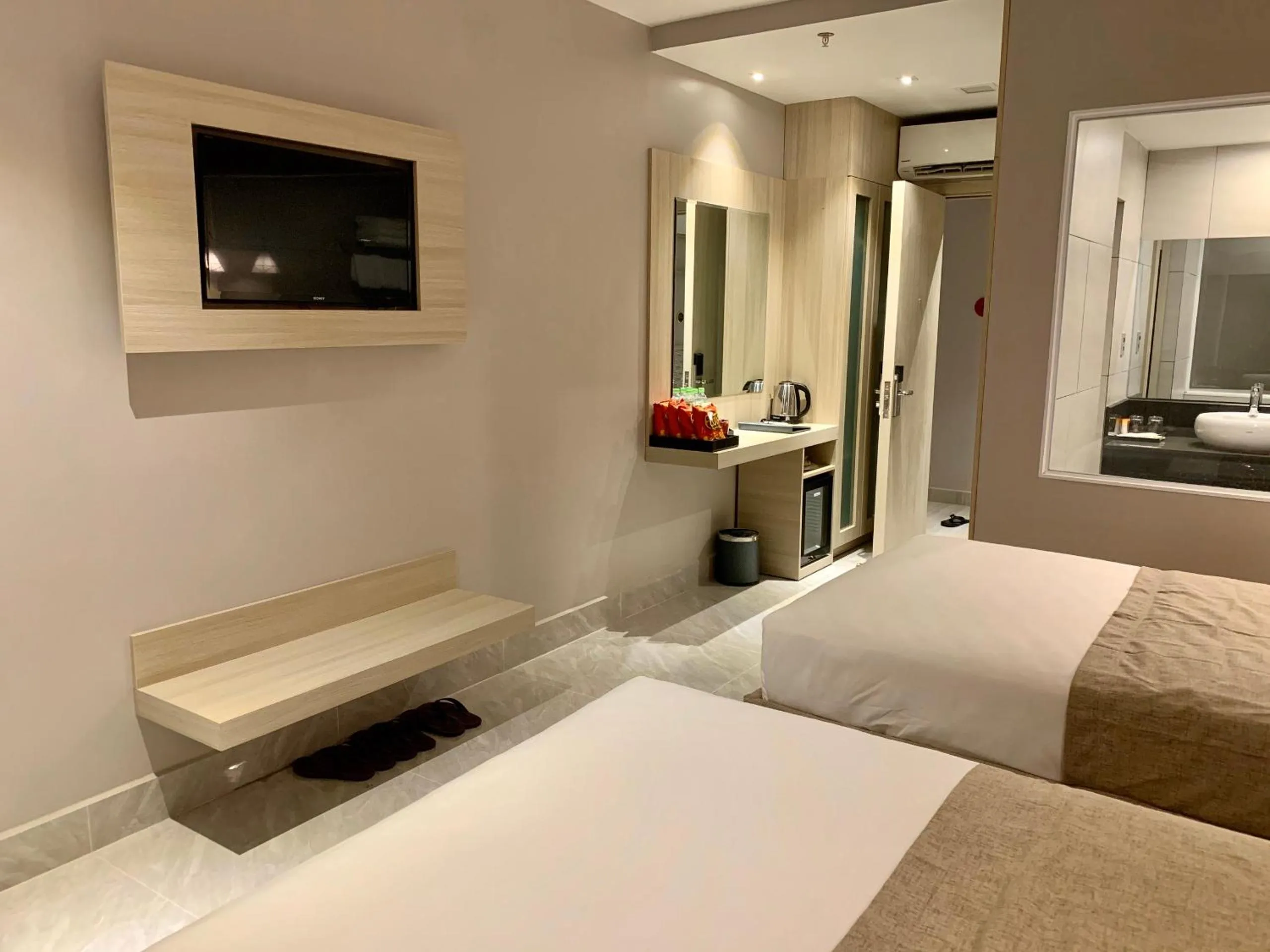 Superior Twin Room in HOLIDAY 2 HOTEL