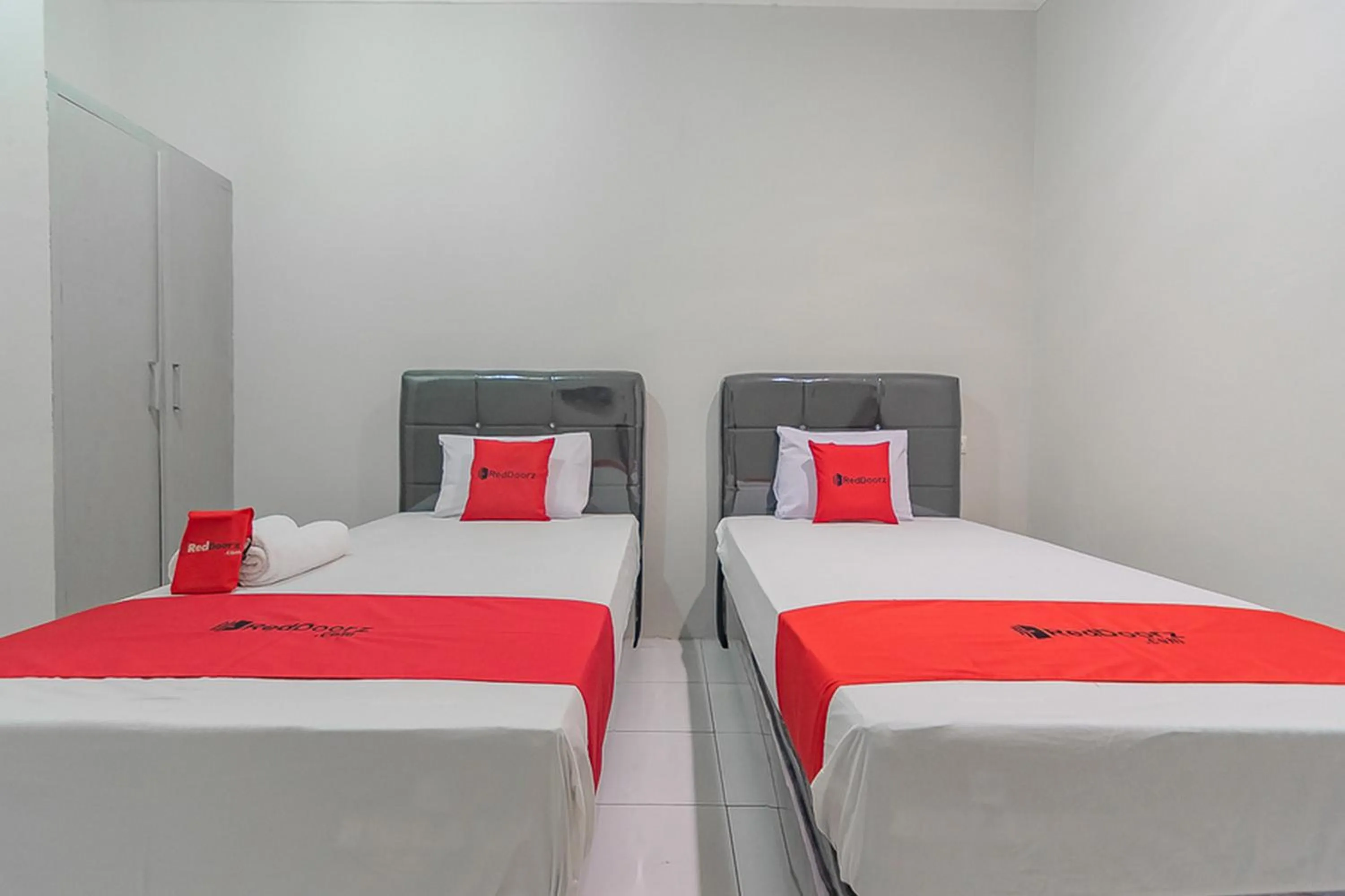 Twin Room in RedDoorz Plus at Bukit Cinta Street Balikpapan