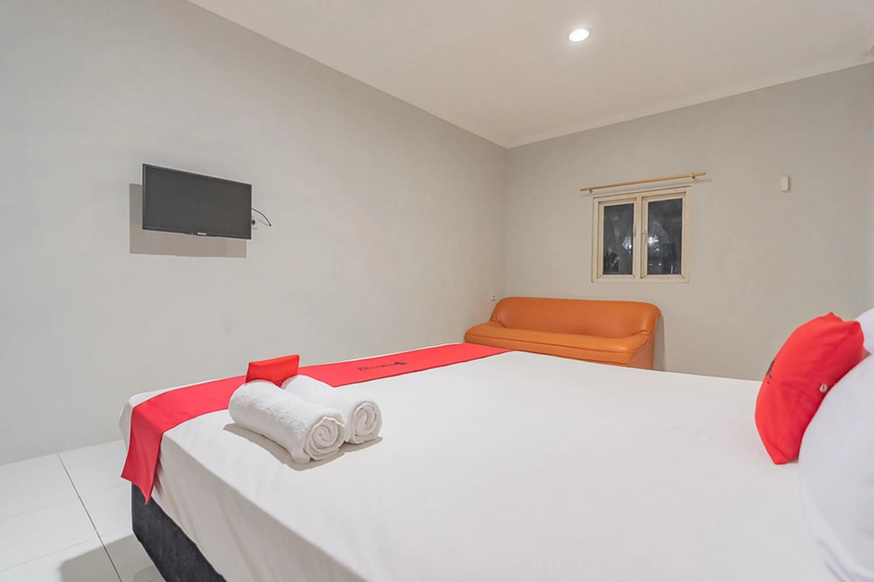 Deluxe Double Room in RedDoorz Plus at Bukit Cinta Street Balikpapan