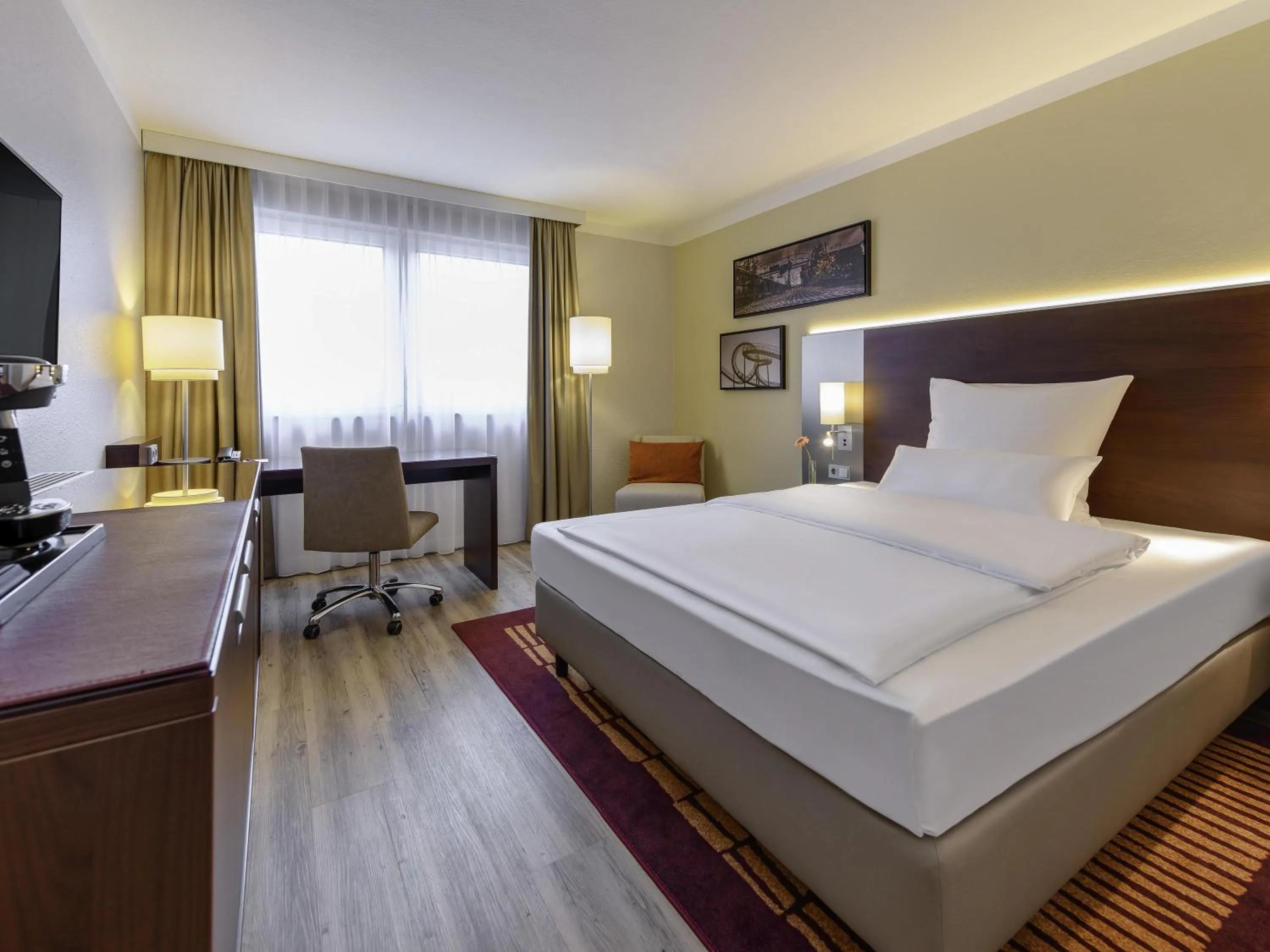 Standard Queen Room in Mercure Hotel Duisburg City