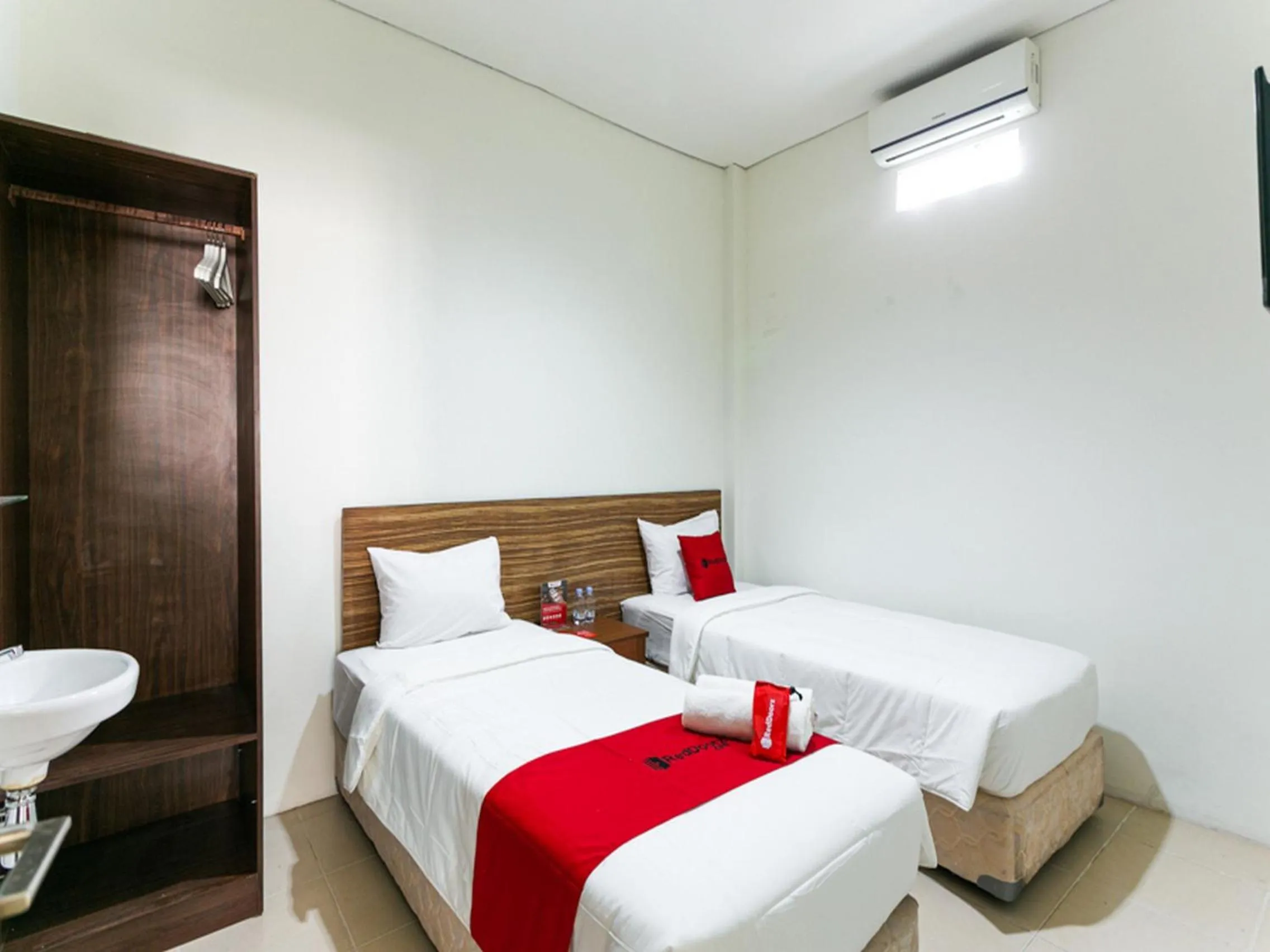 Twin Room in RedDoorz @ Urip Sumoharjo Solo