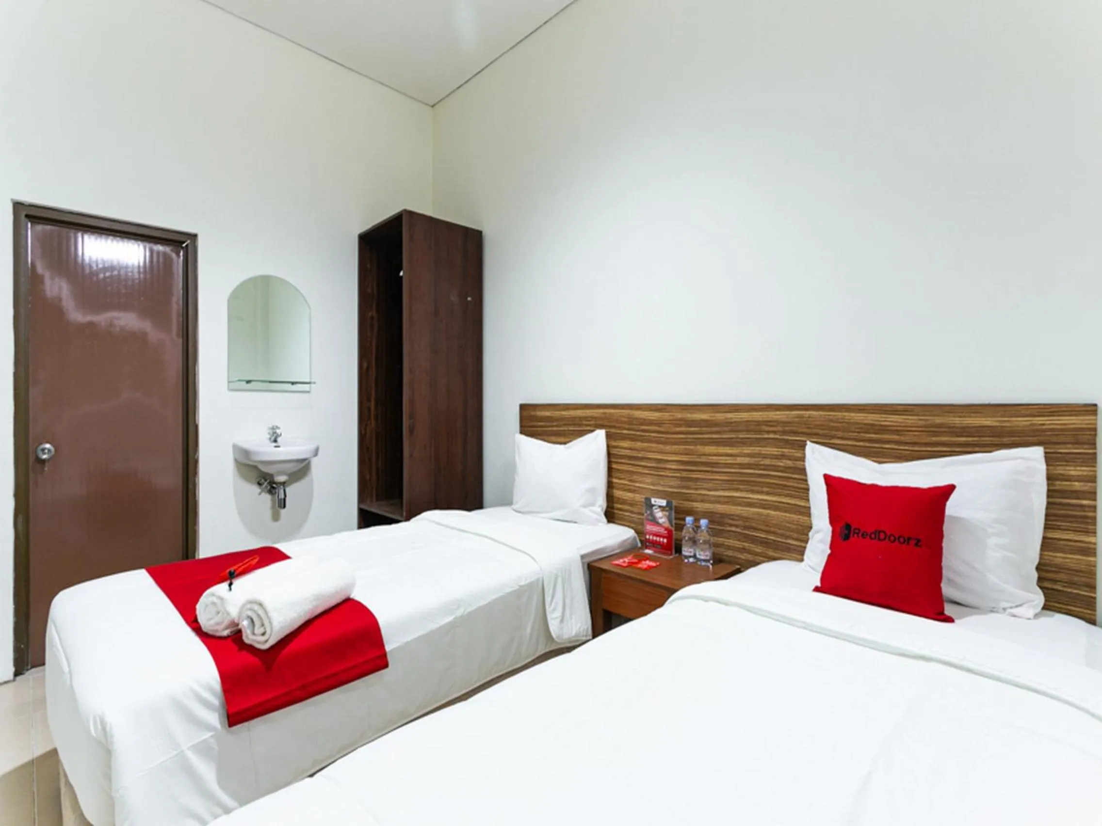 Standard Twin Room in RedDoorz @ Urip Sumoharjo Solo
