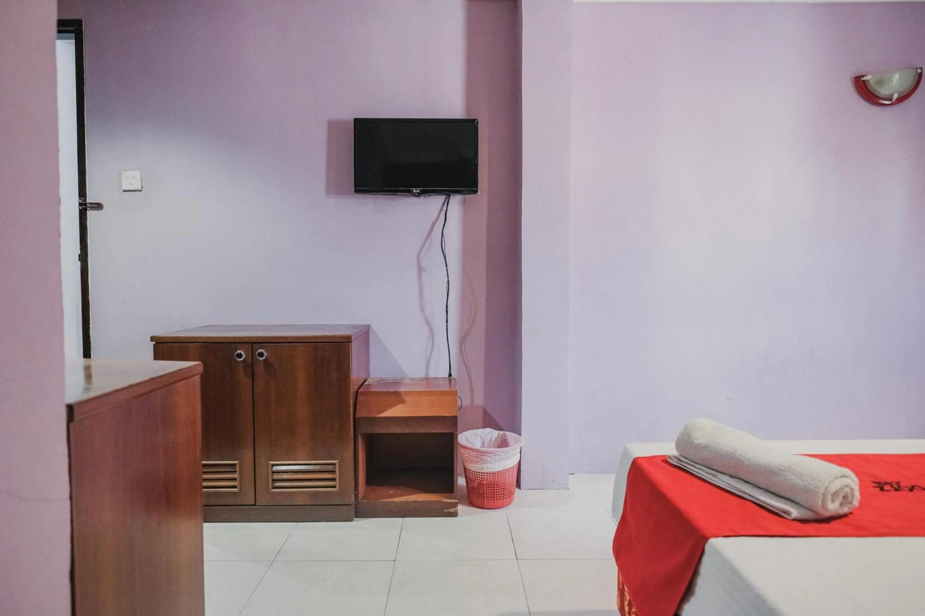 Double Room in Reddoorz near Nagoya Hill Mall Batam 5