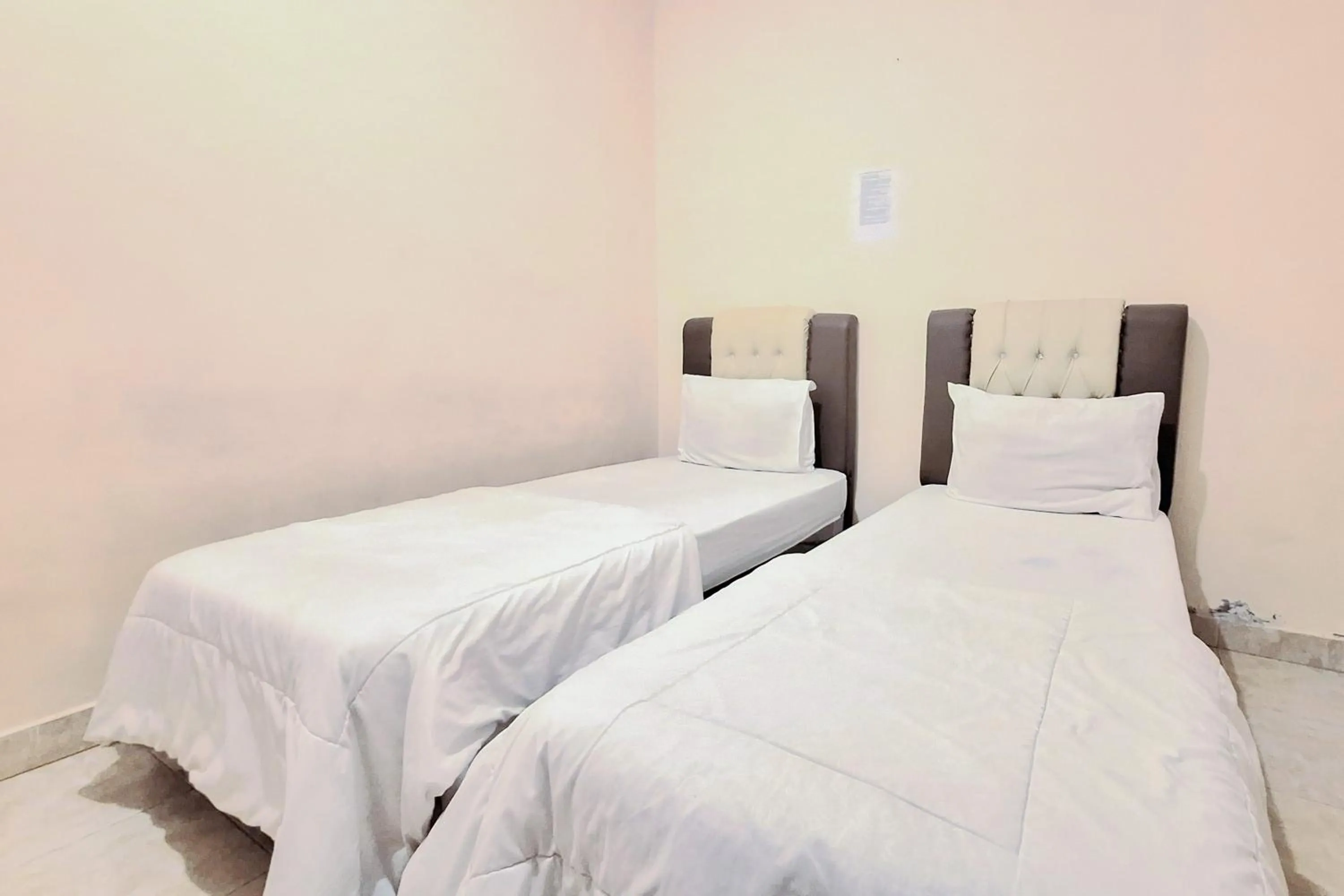 Standard Twin Room in Handira Homestay Syariah Padang RedPartner