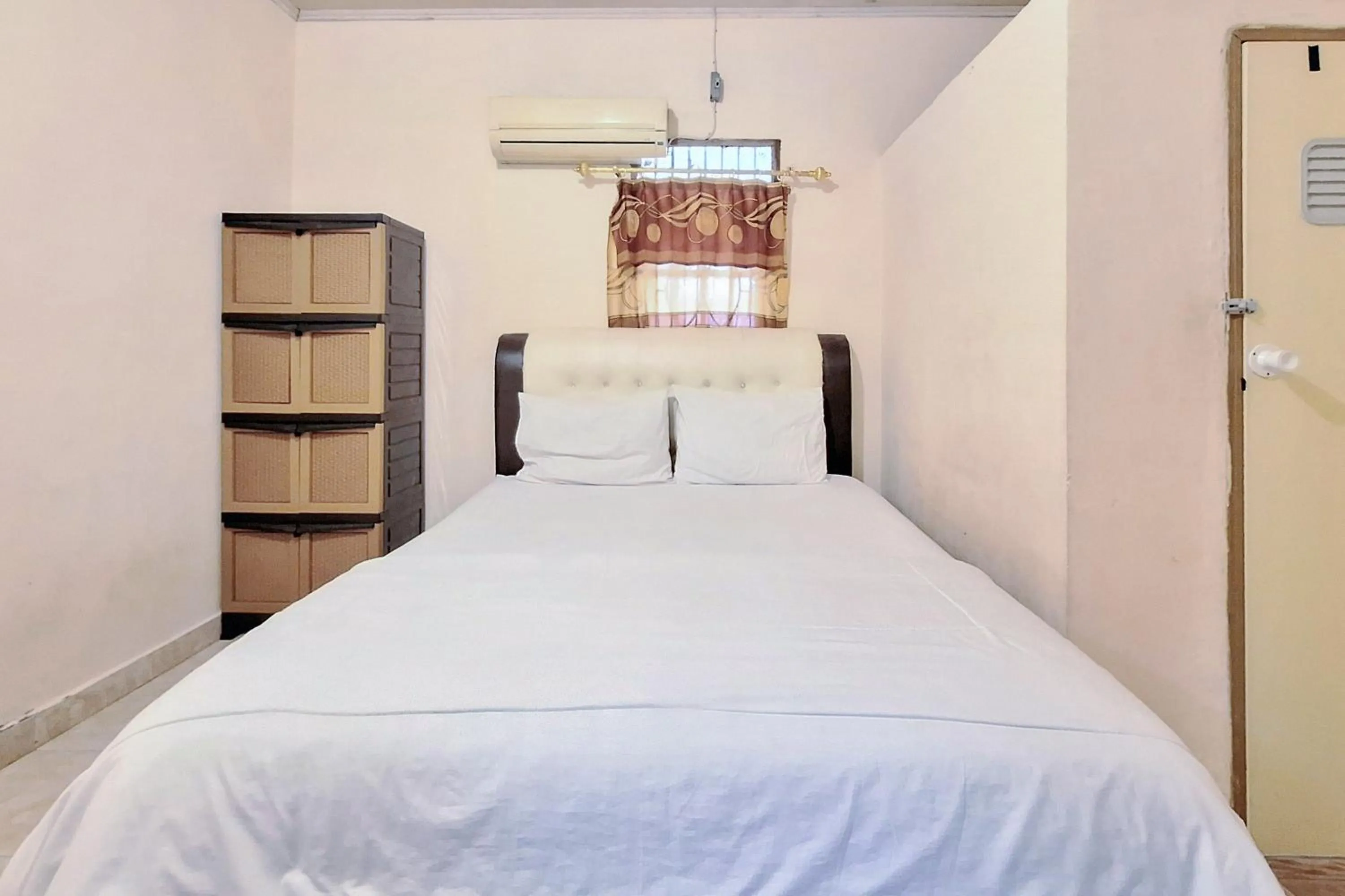Standard Double Room in Handira Homestay Syariah Padang RedPartner